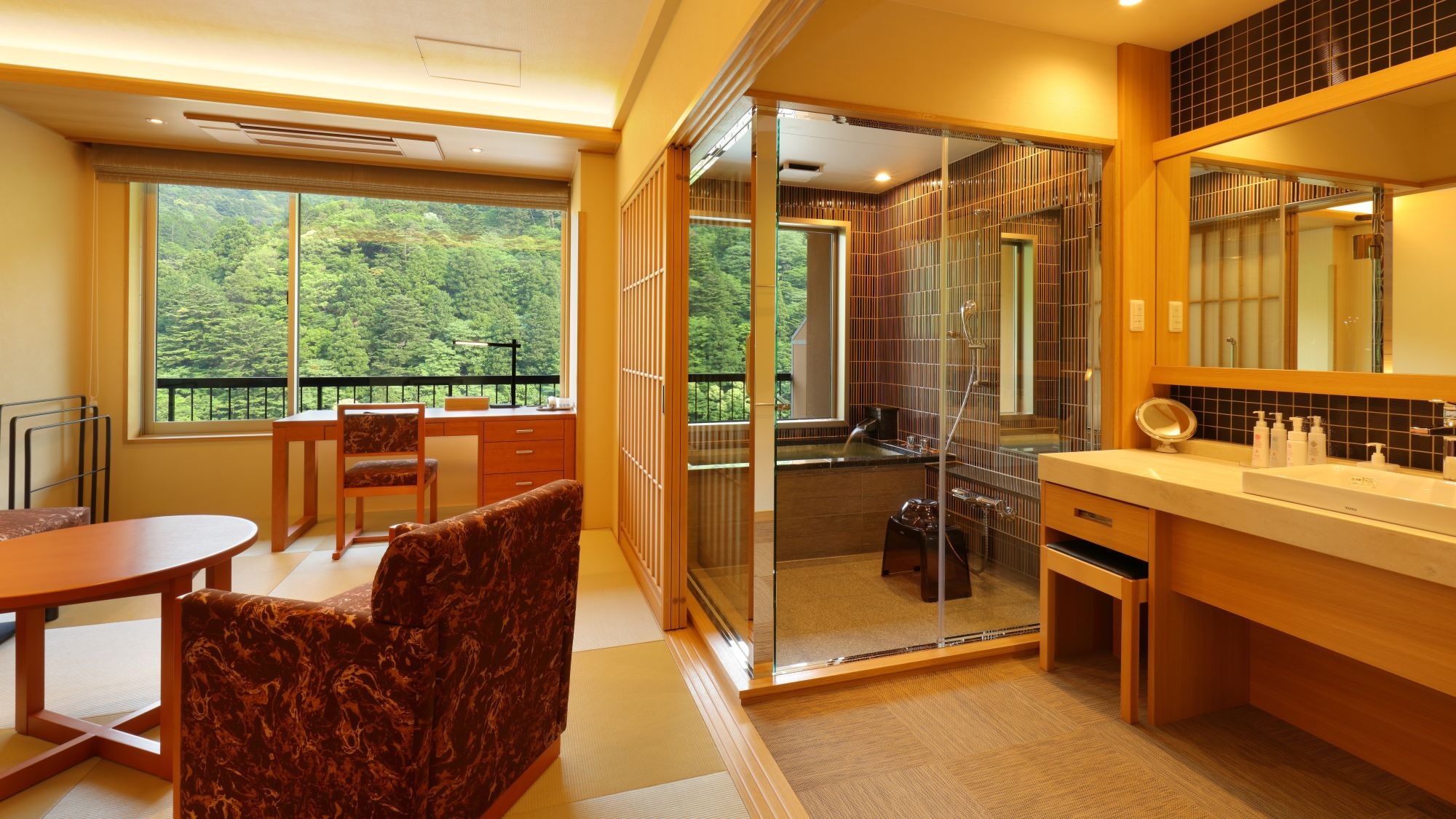 A new Japanese-Western style room with a bath with a view, a comfortable bed (35 square meters), free refrigerator