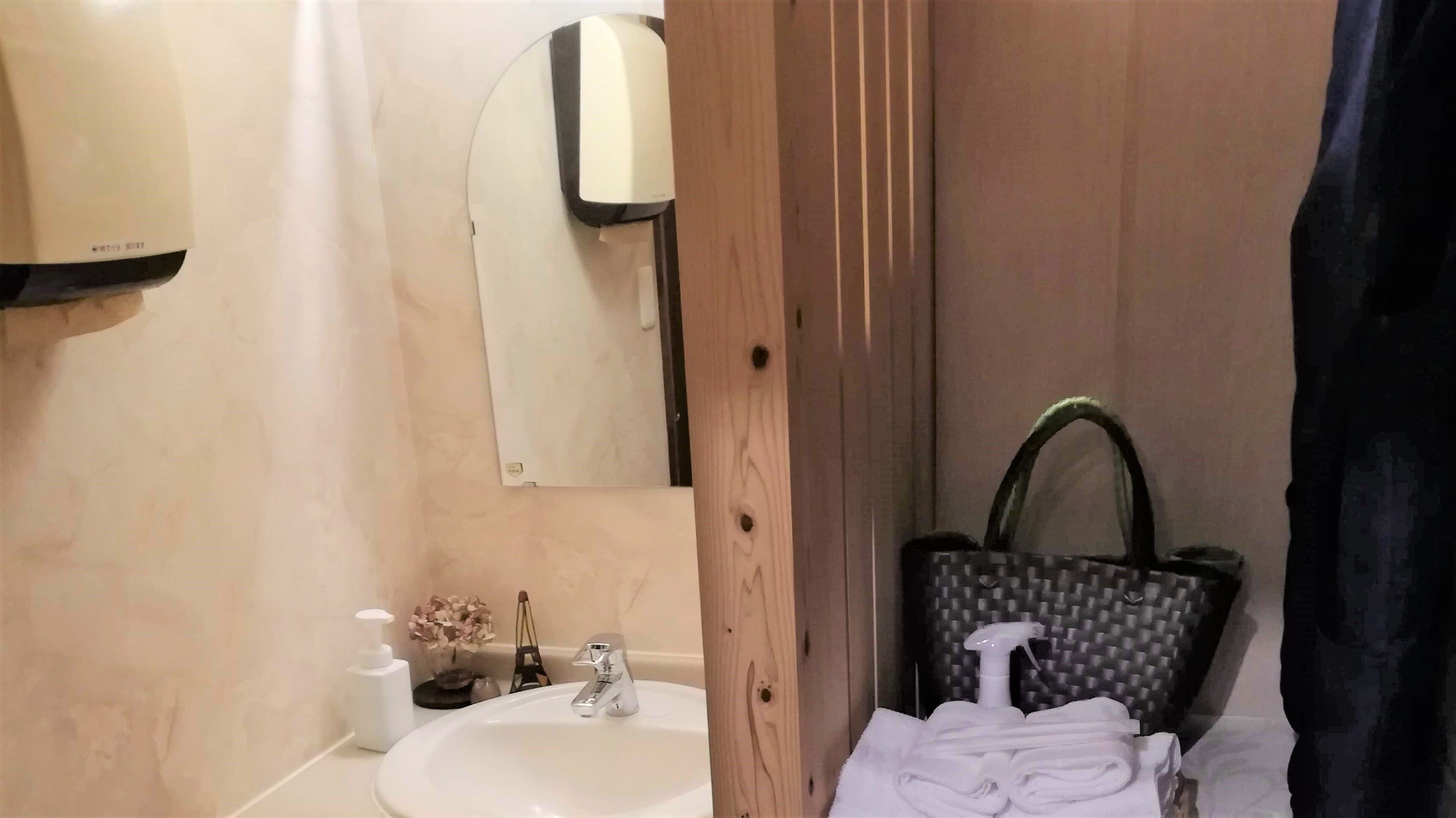 In March 2021, the room was renovated to a 6-tatami Japanese-style room with a washbasin and a toilet with a washlet.