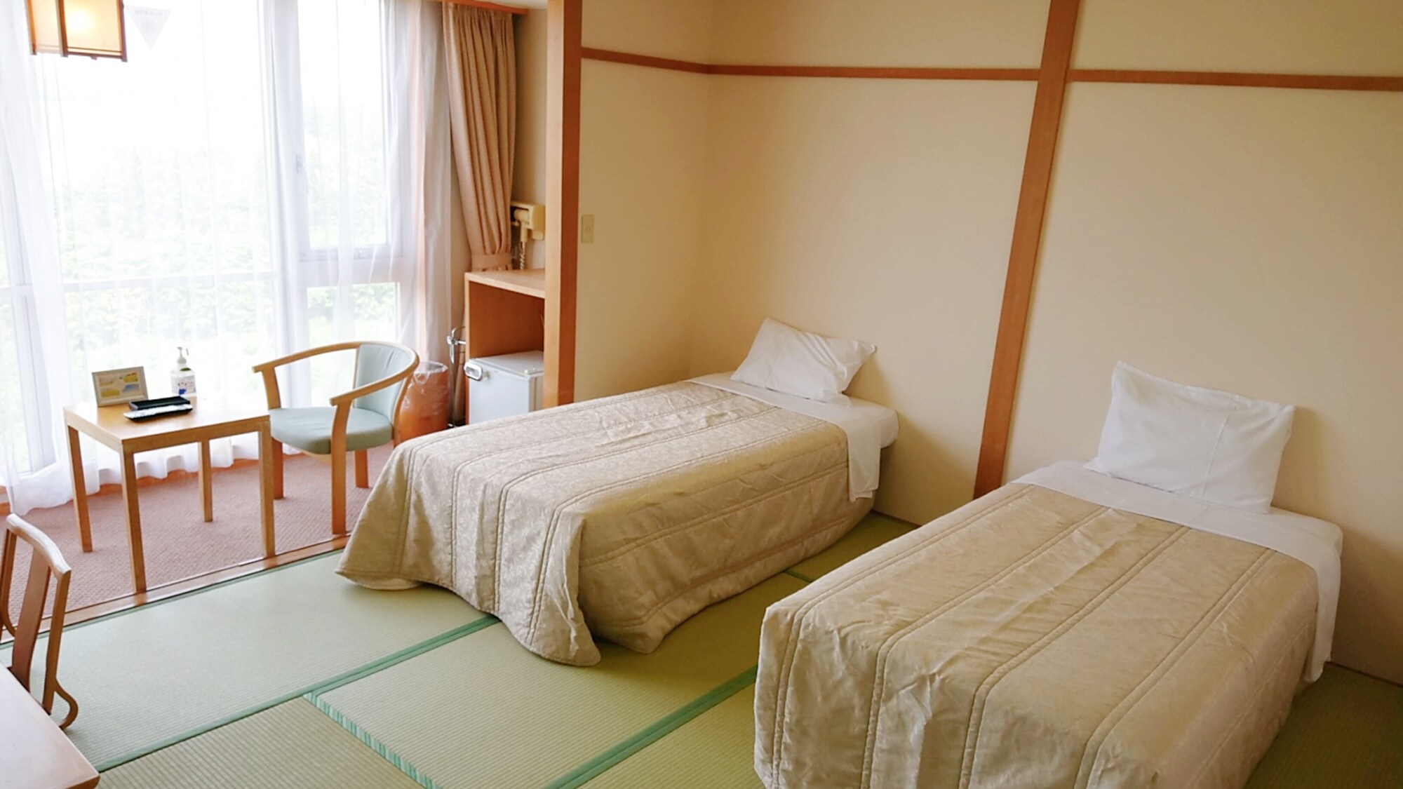 * Tempat tidur bergaya Jepang / Anda dapat beristirahat di tempat tidur sambil merasakan kenyamanan kamar bergaya Jepang.