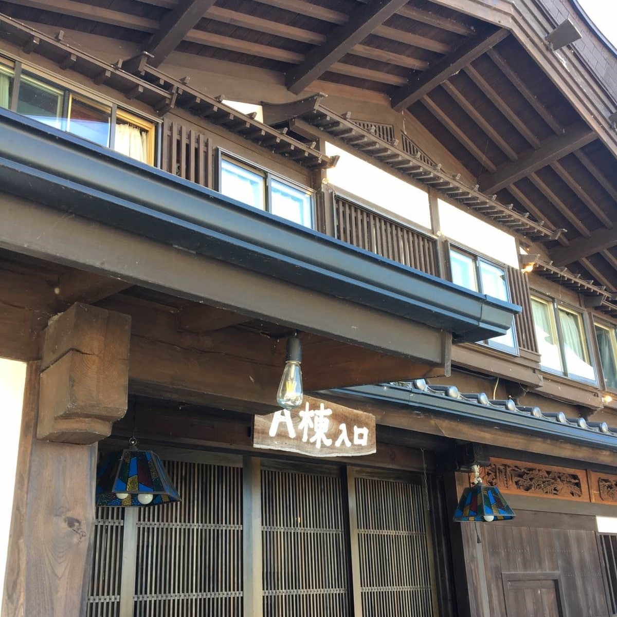 [A 樓入口] A 至 C 樓是與主樓分開的建築物，主樓是辦理入住手續的地方。