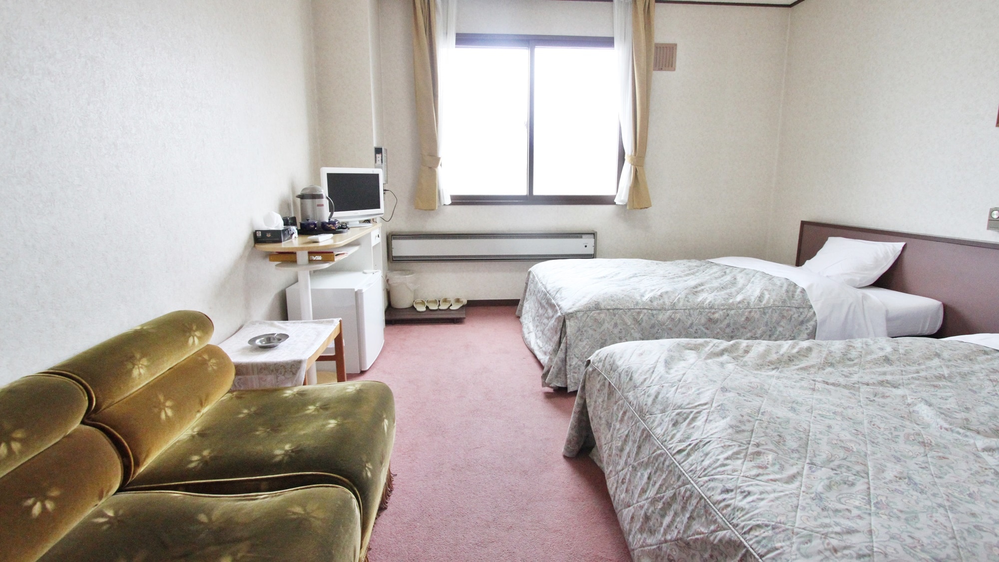 *Example of a twin room/Can be used for business trips, couples, or friends traveling together.