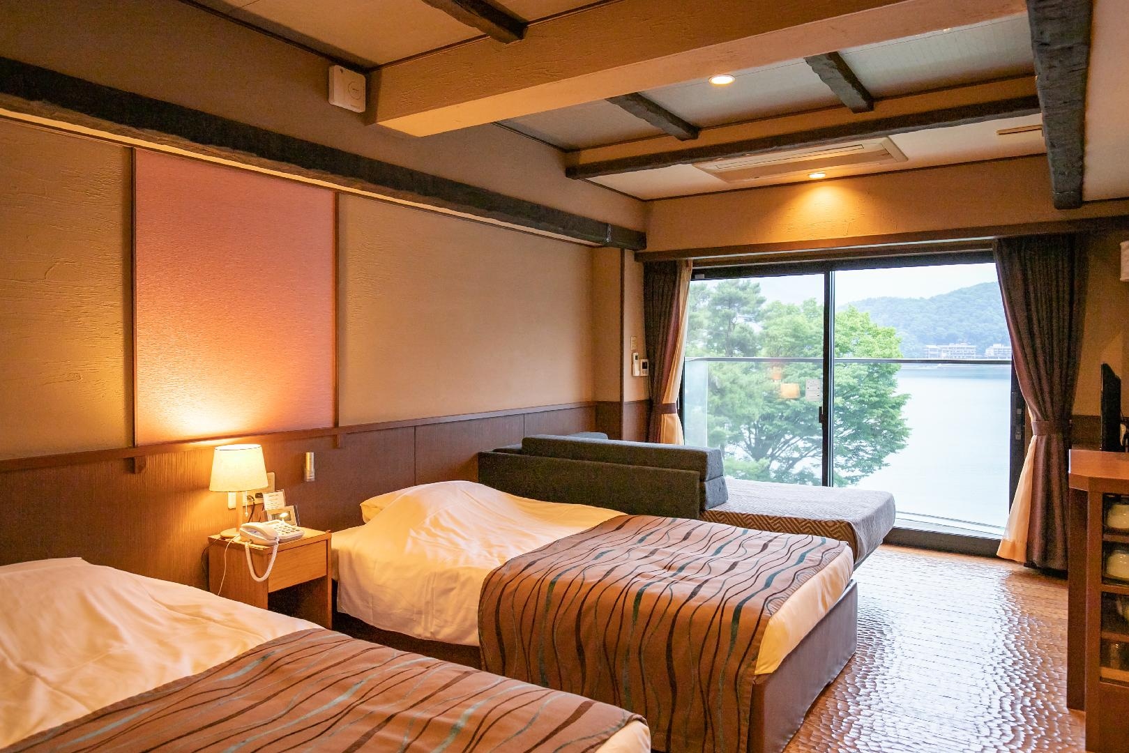 [East Wing] Comfort room with open-air bath on Lake Kawaguchi side [Non-smoking]
