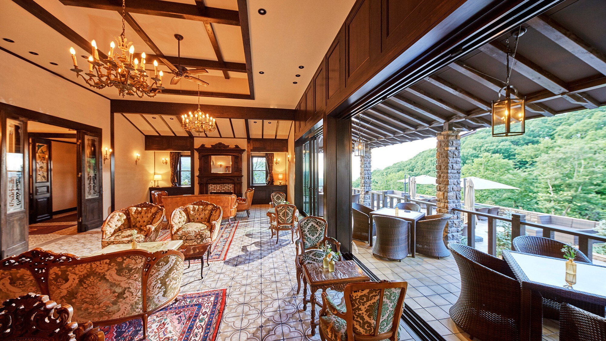 The shared space is antique-style, with soft-colored interiors, creating an elegant space where you can relax and unwind.