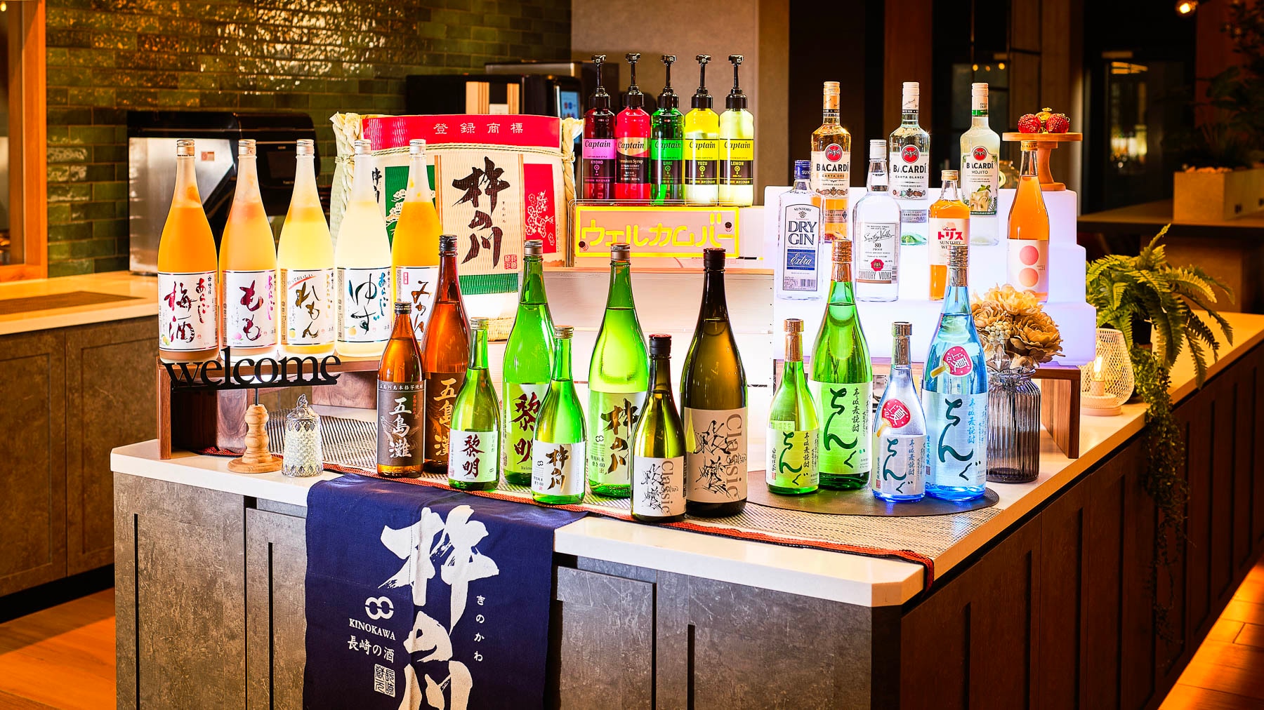 Quầy bar chào mừng đầy đủ và miễn phí.