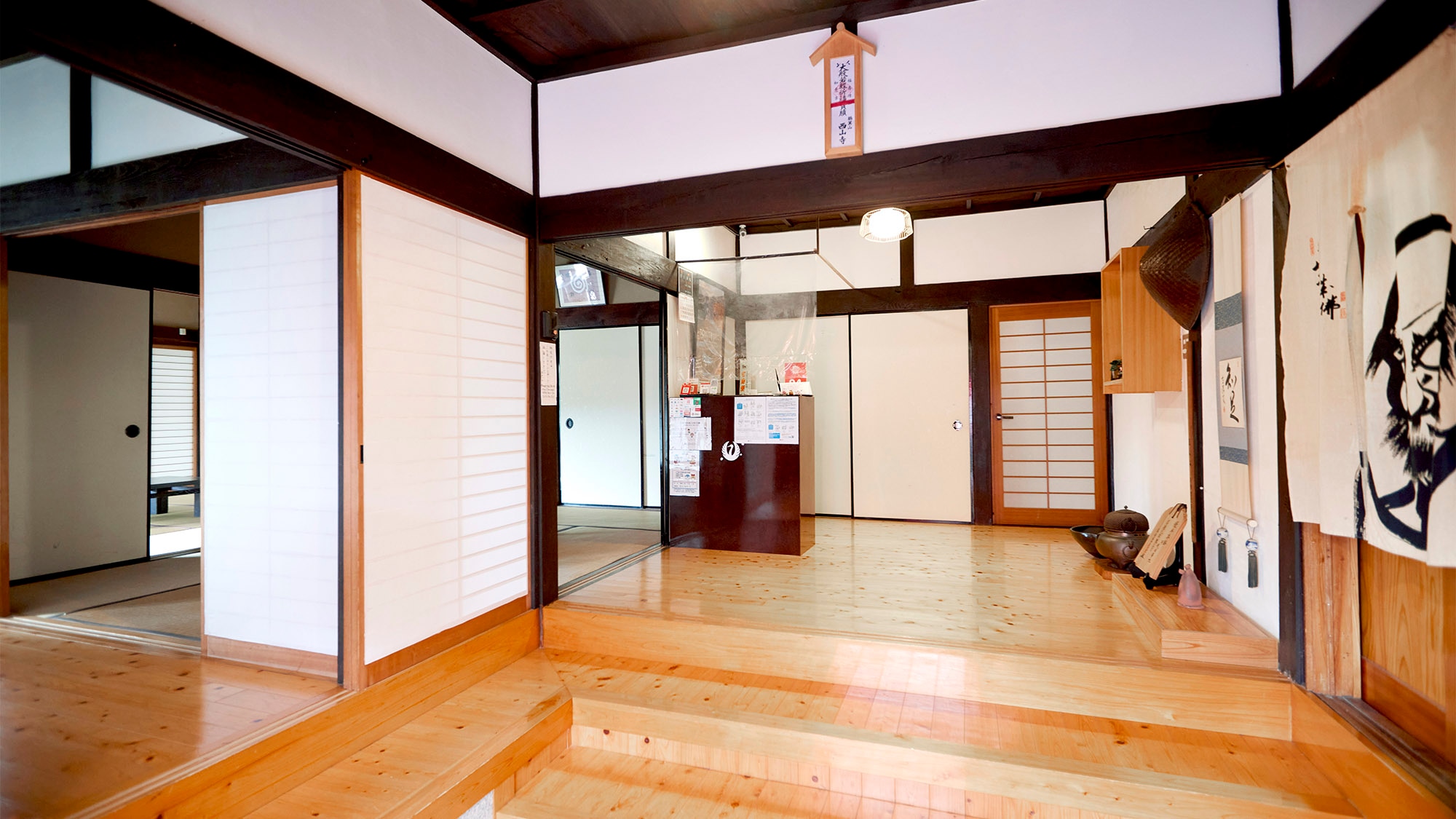 ・When you enter, you will be greeted by a spacious and tasteful entrance.