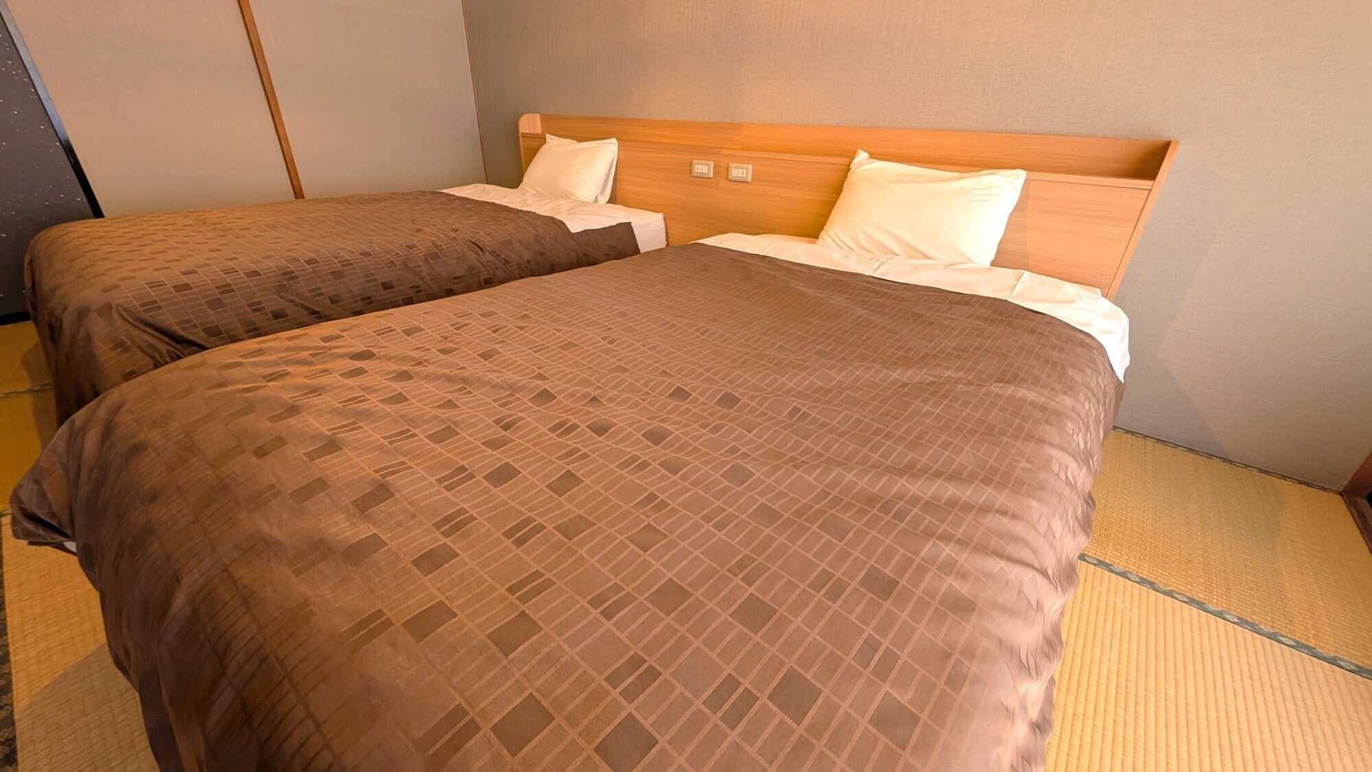 [Modern Japanese style] Renovated in 2025! Relax in a Simmons bed in this 10 tatami twin room