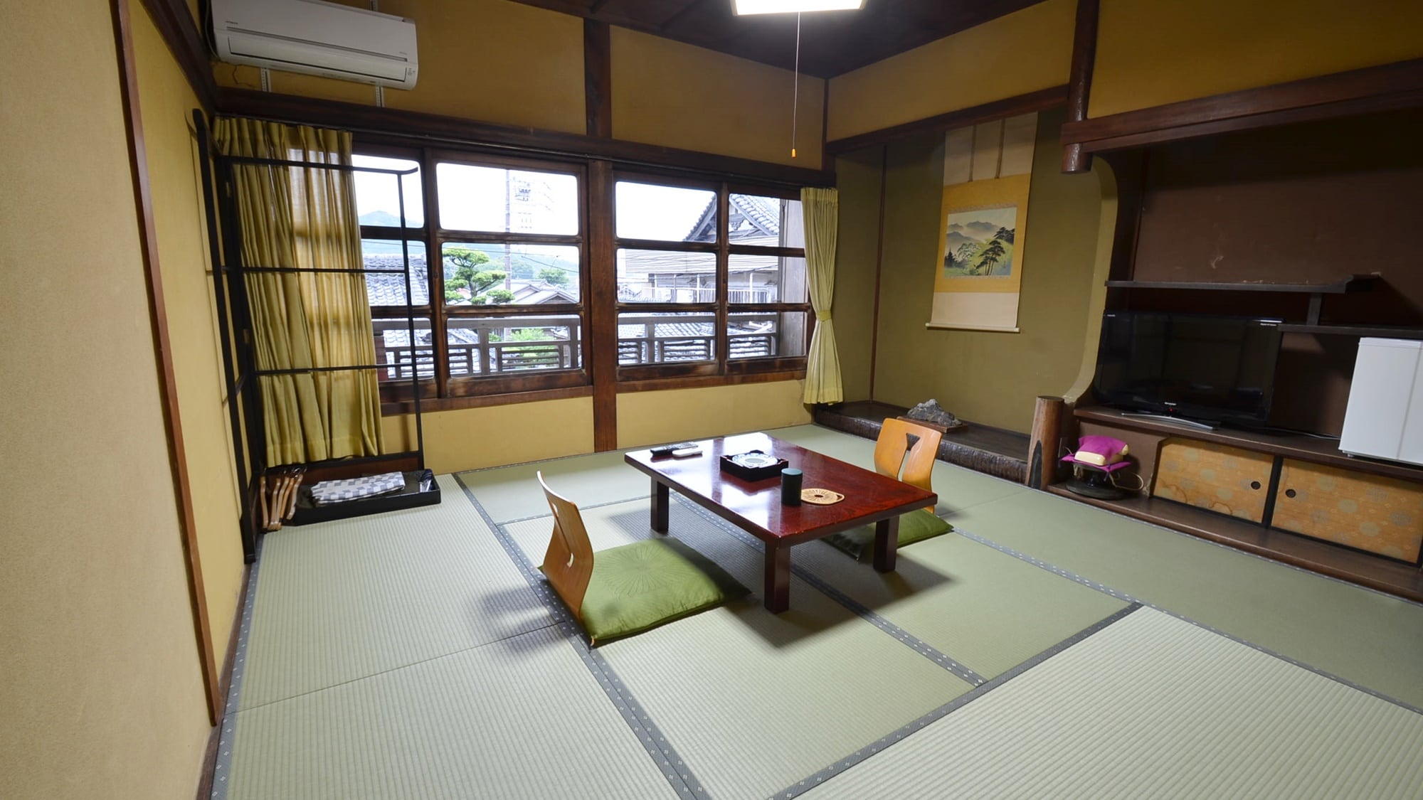 *[Main building: 3rd floor ocean-facing Japanese-style room (example)] From the ocean-facing window you can see the tall pine trees and a panoramic view of Ise Bay.