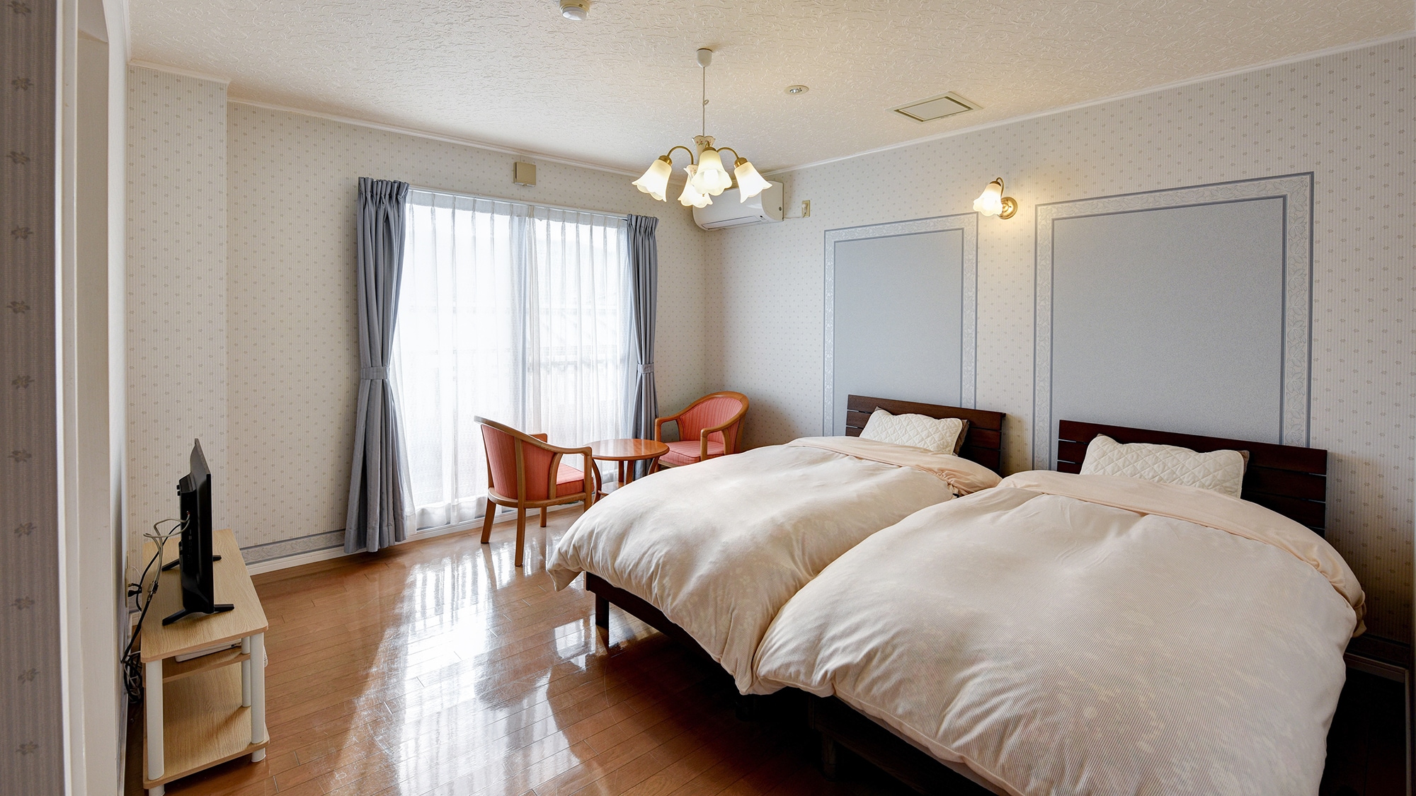 * [ตัวอย่างห้องพัก] <นาเดชิโกะ> ห้องนี้เป็นเตียงแฝดที่กว้างขวางและปราศจากสิ่งกีดขวาง