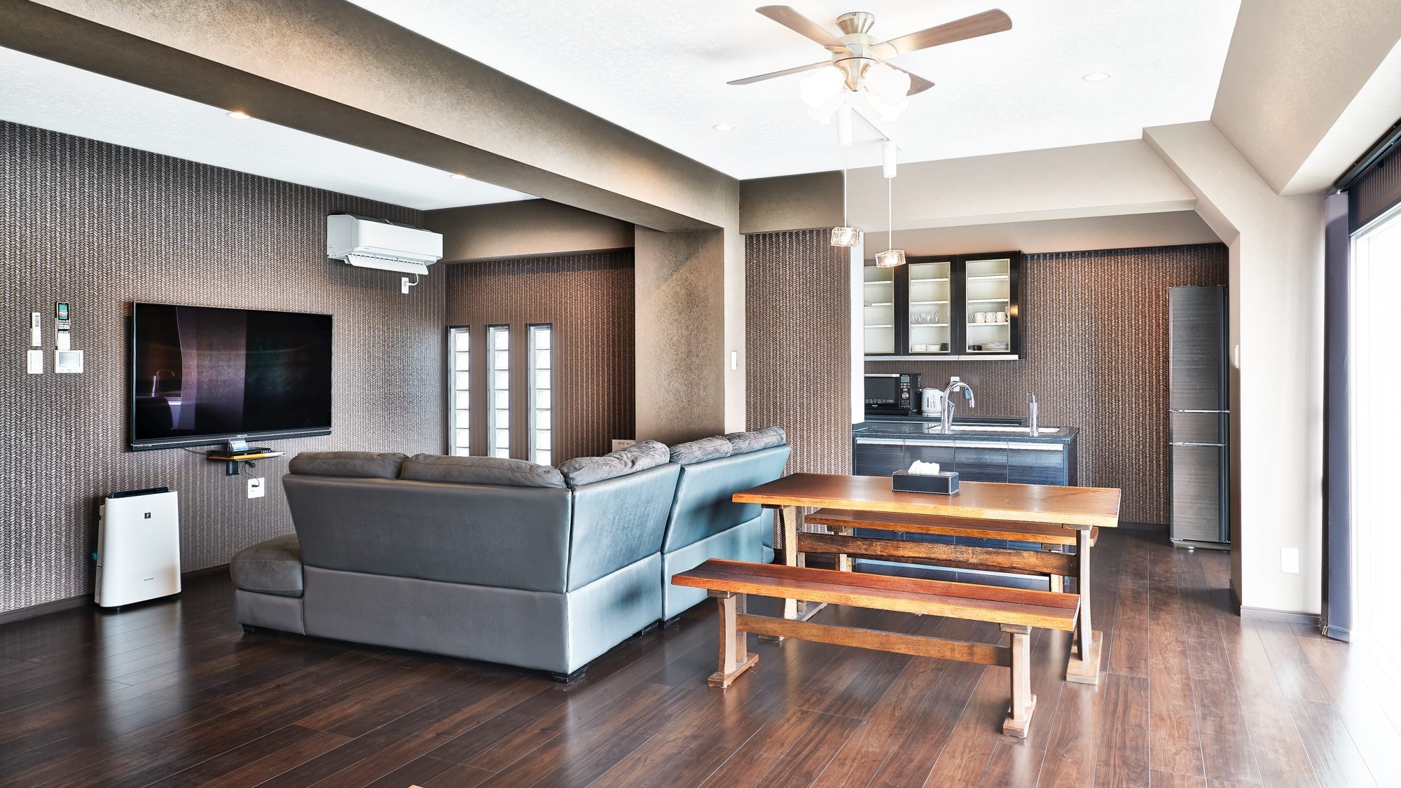 [Deluxe Suite] The TV in the spacious living room is a super-large 60-inch TV. You can enjoy watching movies with great power.