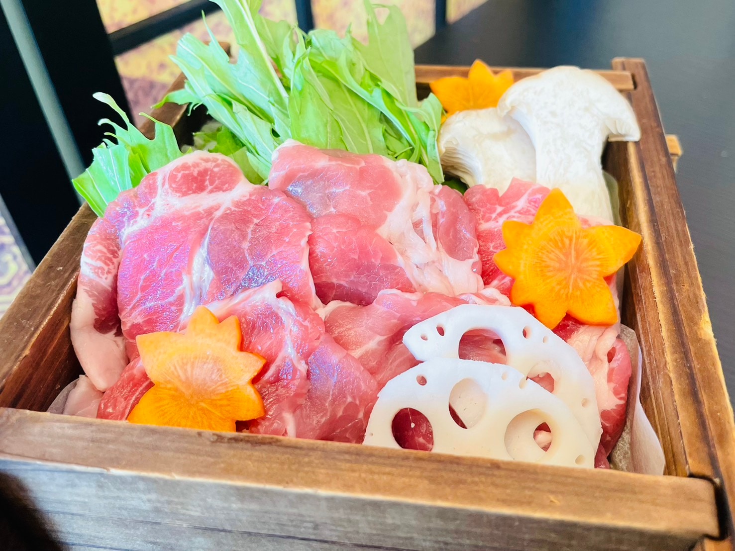 來自福本山高原的蒸豬肉配秋季蔬菜（照片僅供參考）