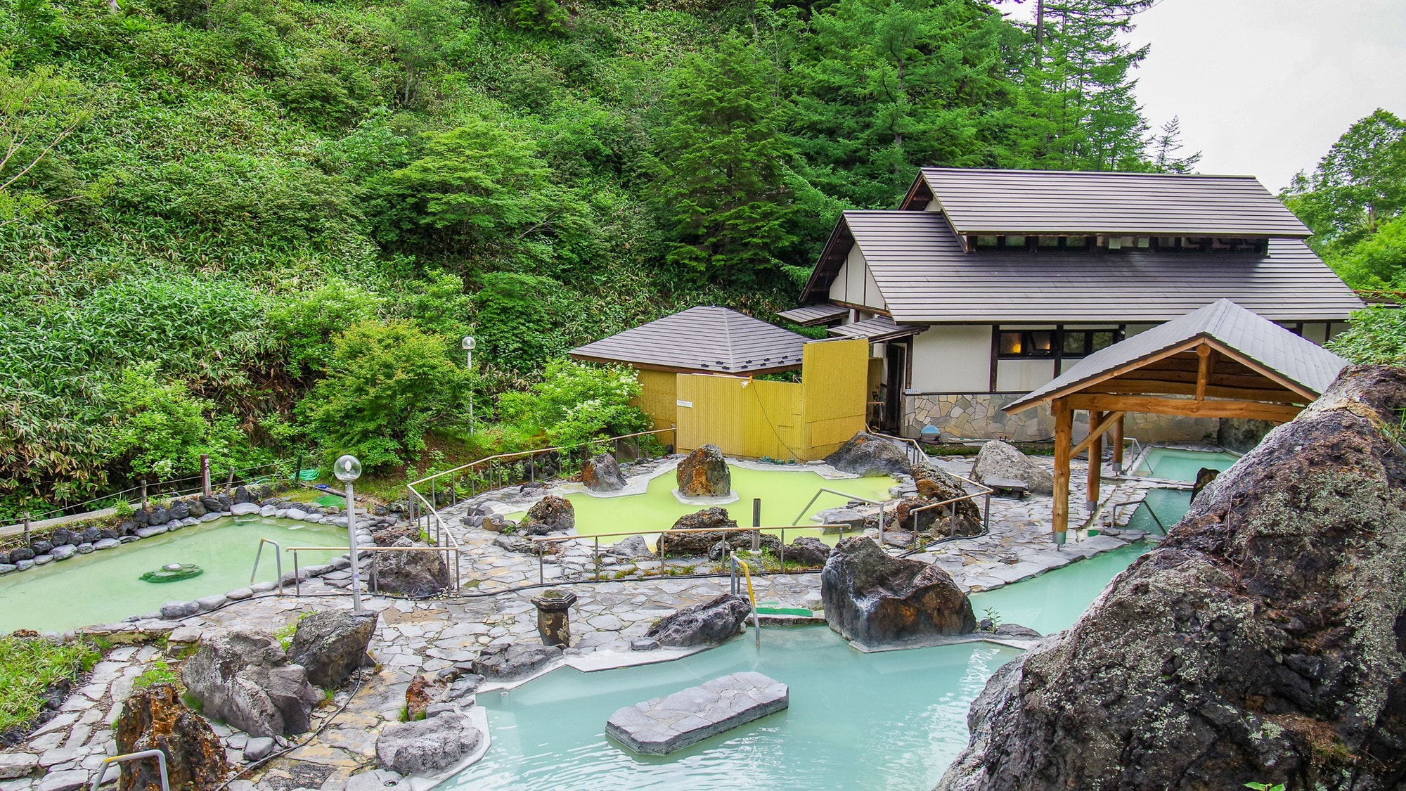 【石庭露天浴池】在由8個浴缸組成的露天浴池中享受豐富的優質熱水。