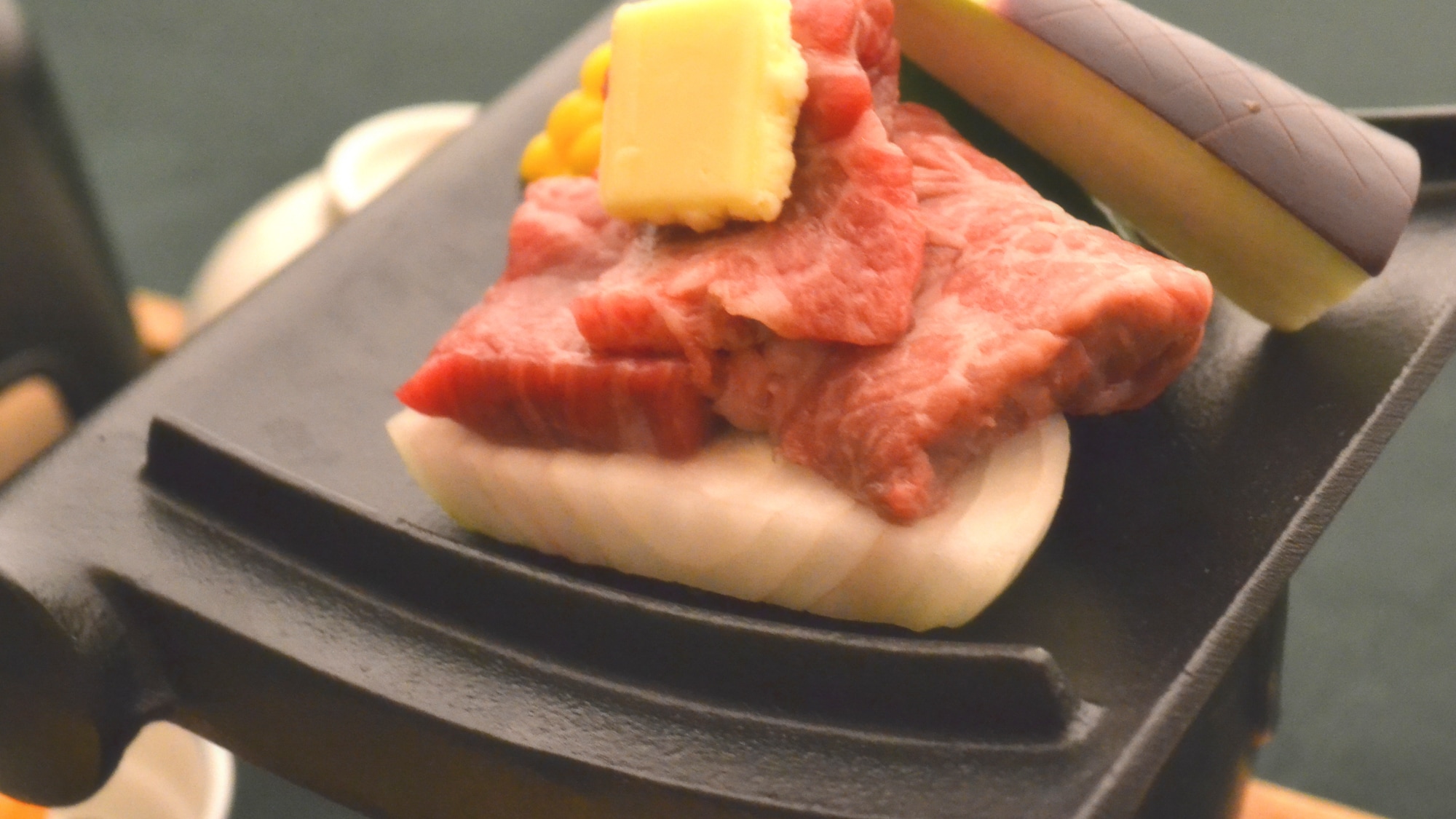 Juju "field battle grilled" meat with tiles. The overflowing gravy is appetizing.