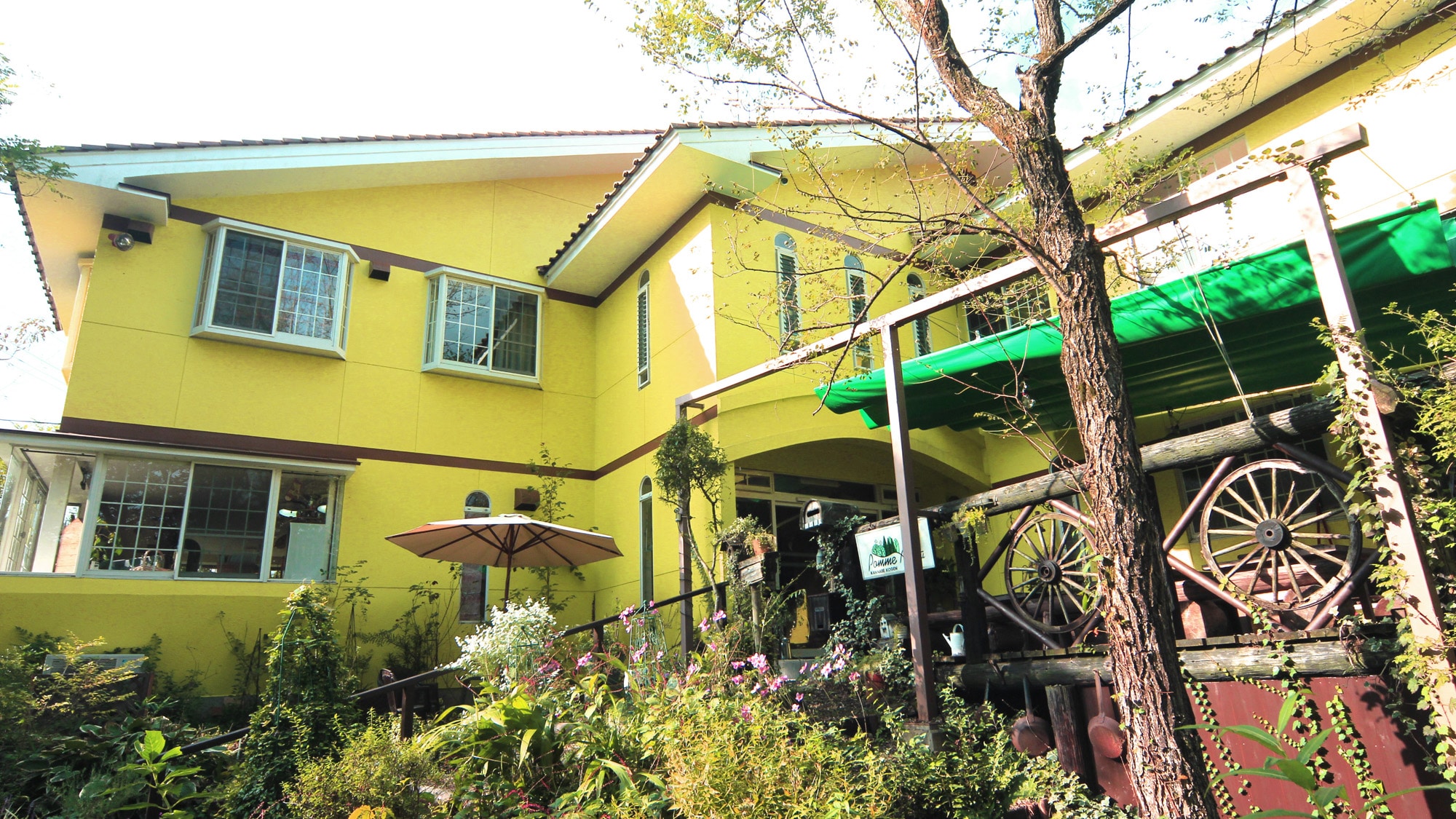 Please feel relaxed in the warm and green garden.