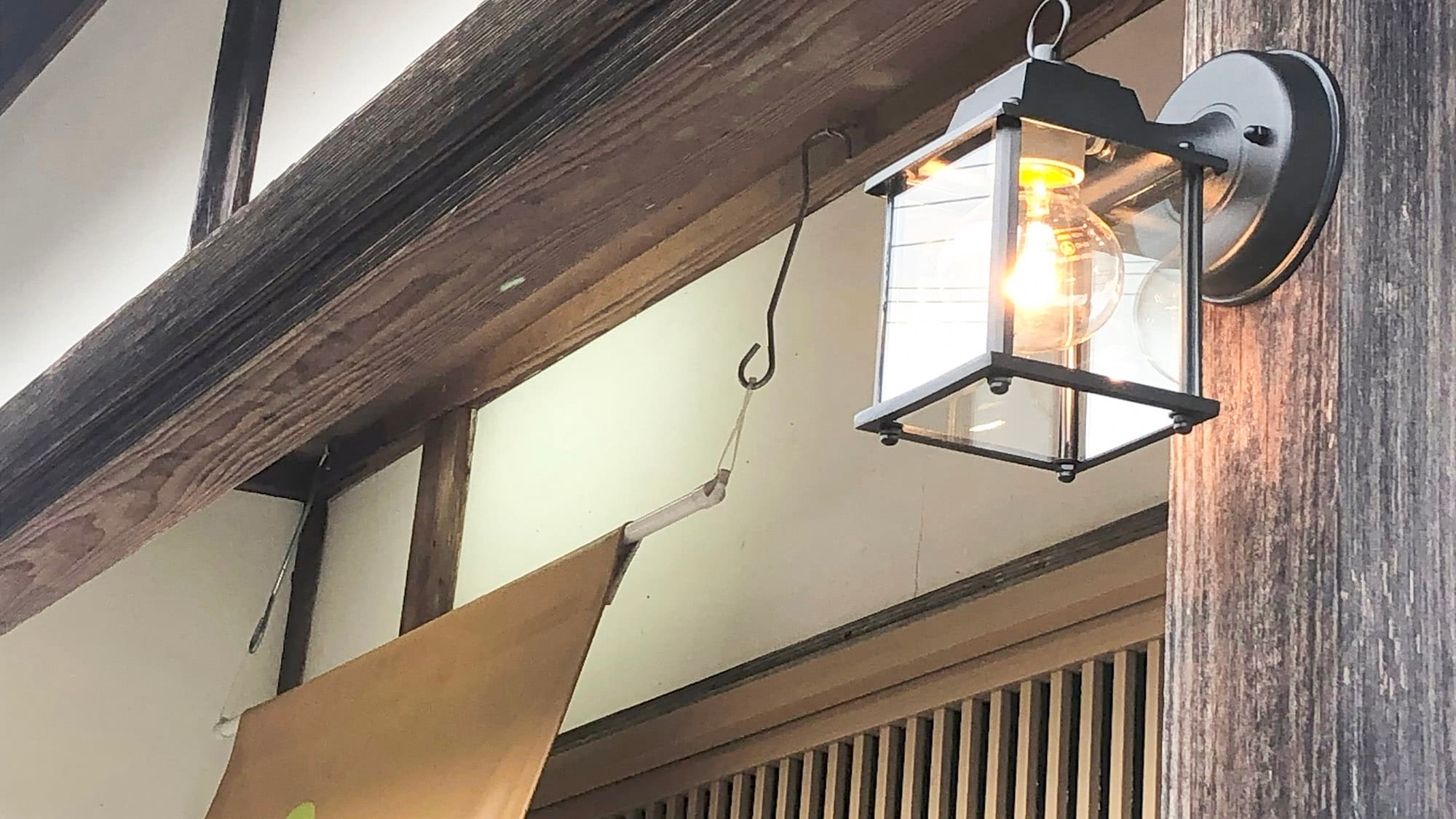 ・[Exterior] Lighting illuminating the entrance. Bright and safe at night.