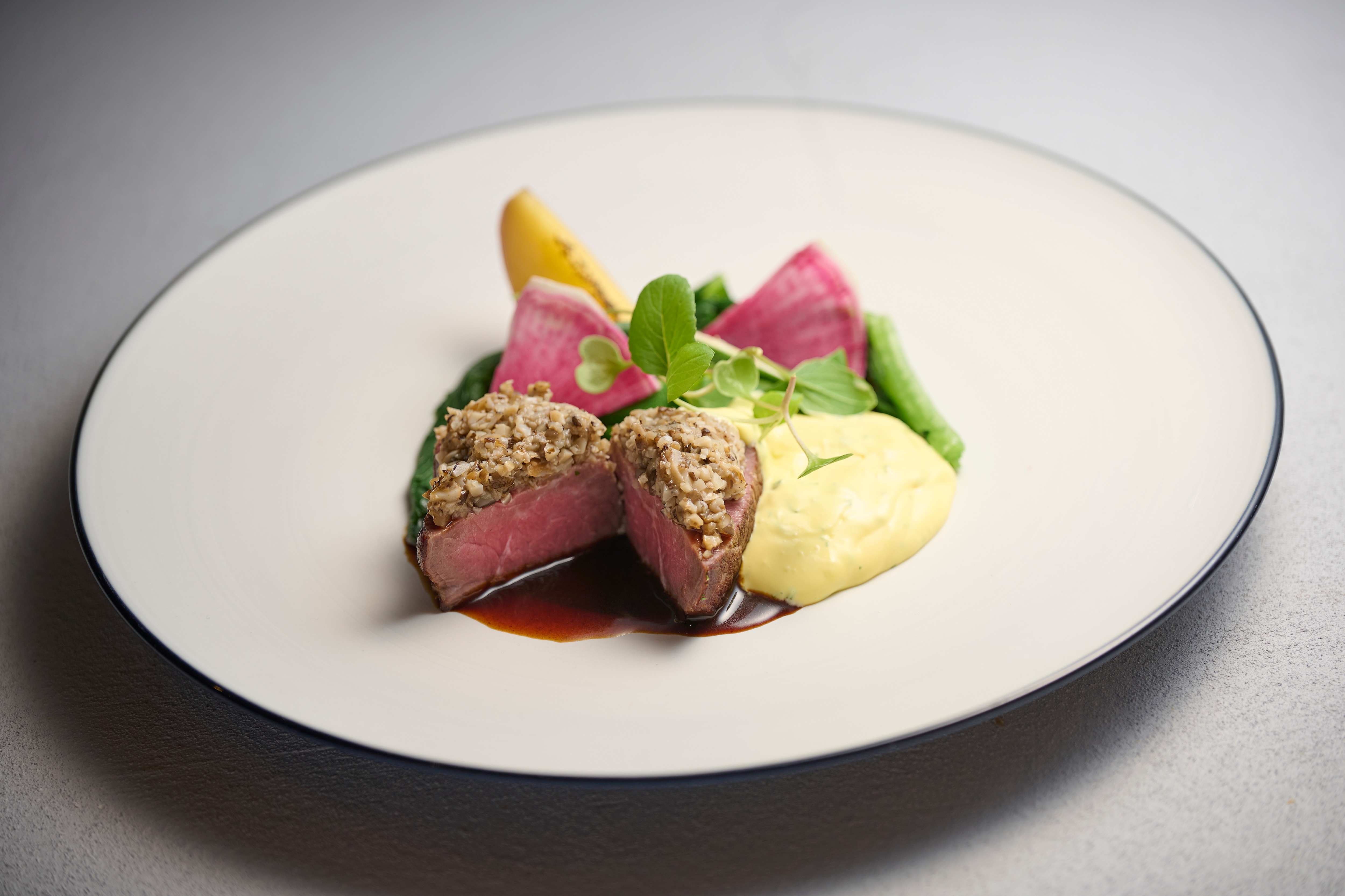 烤大和牛肉配蛋黄酱和红酒酱