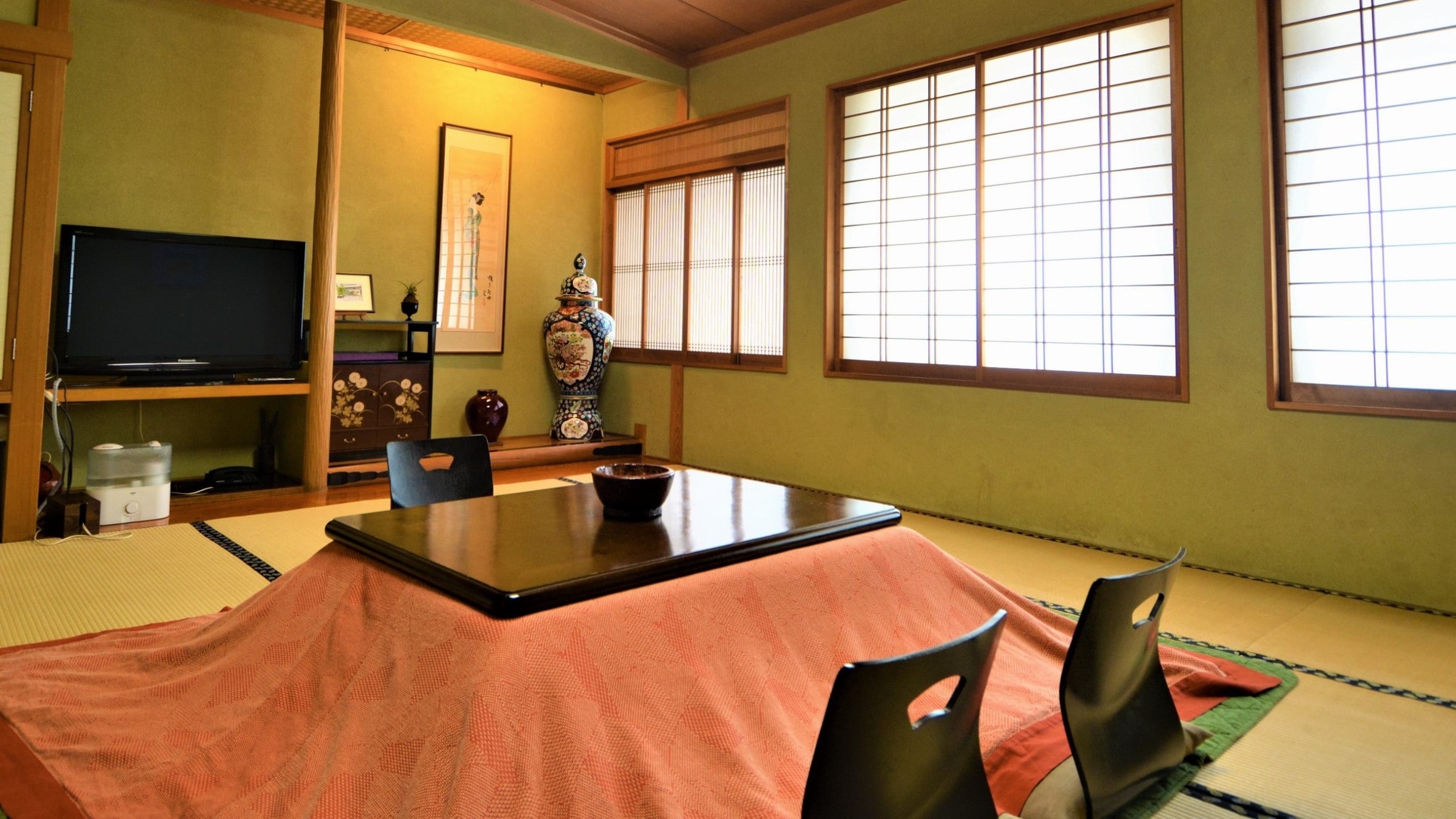 You can relax in the spacious Japanese-style room "Takasago no Ma" with 15 tatami mats.