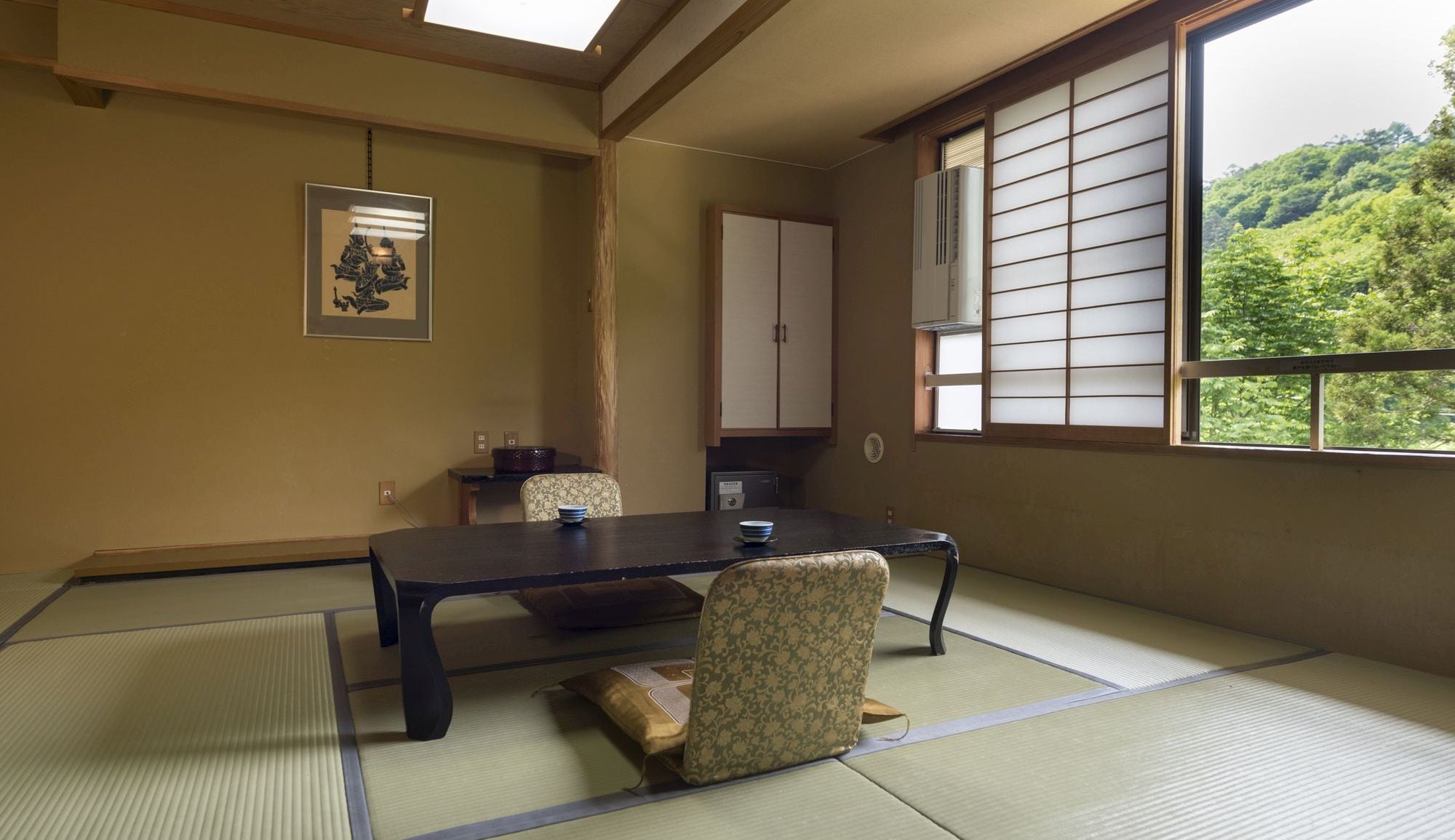 [Standard Japanese-style room 36 square meters, 10 tatami mats, capacity 5 people] Relax in a Japanese atmosphere while watching the four seasons of Zao