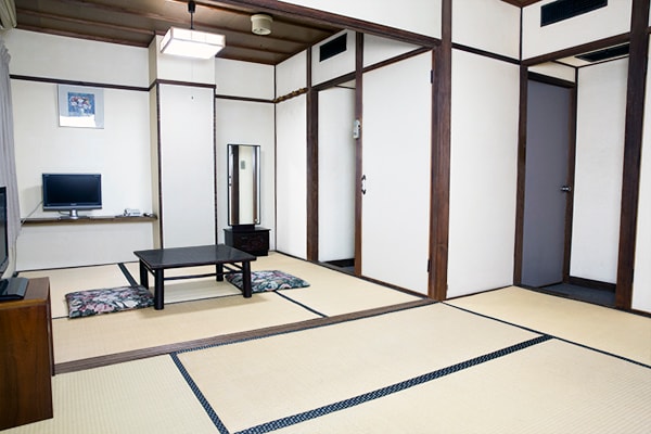 Japanese-style room 10.5 tatami mats ①