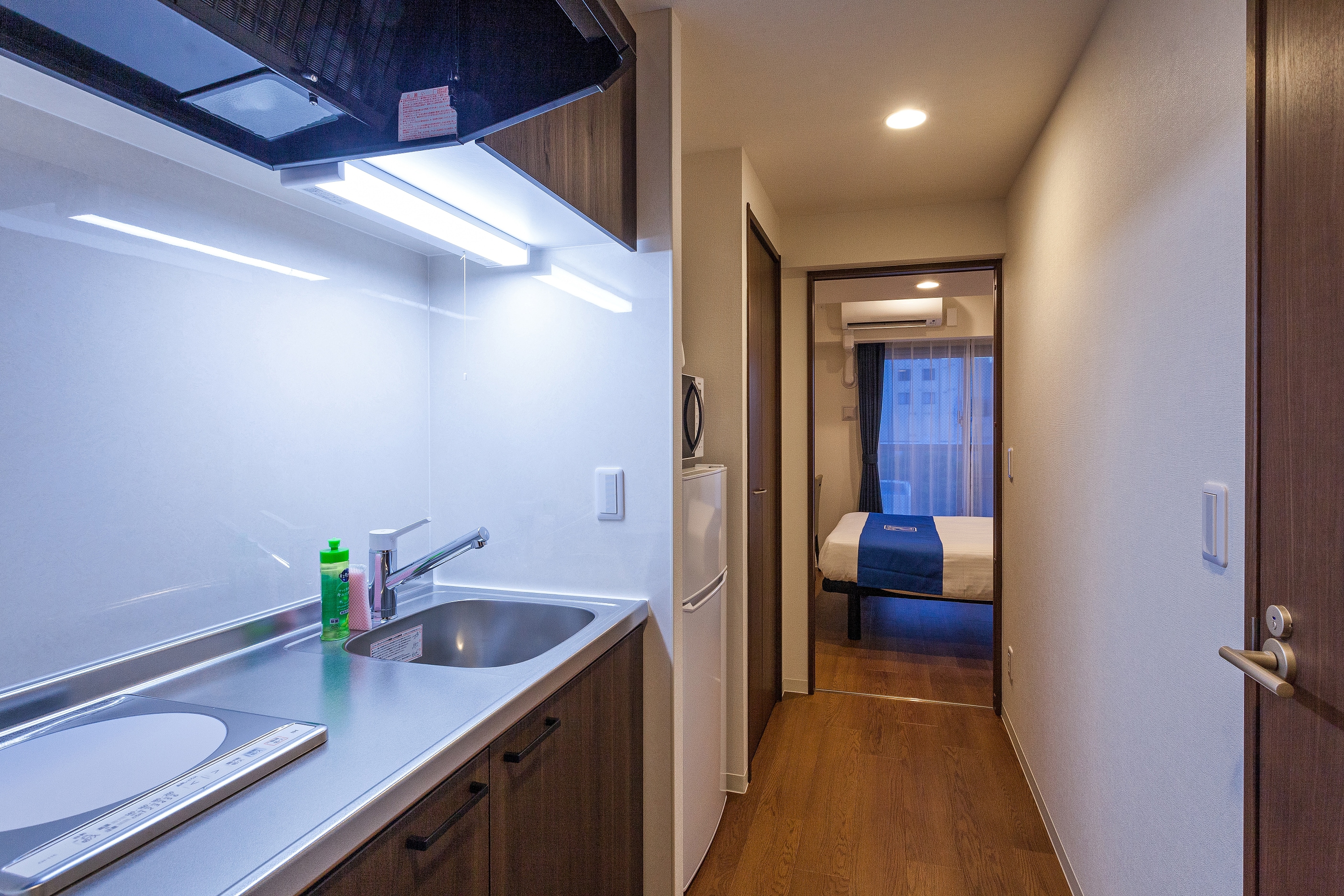 The state of the room. Kitchen / microwave, 2-door freezer / refrigerator
