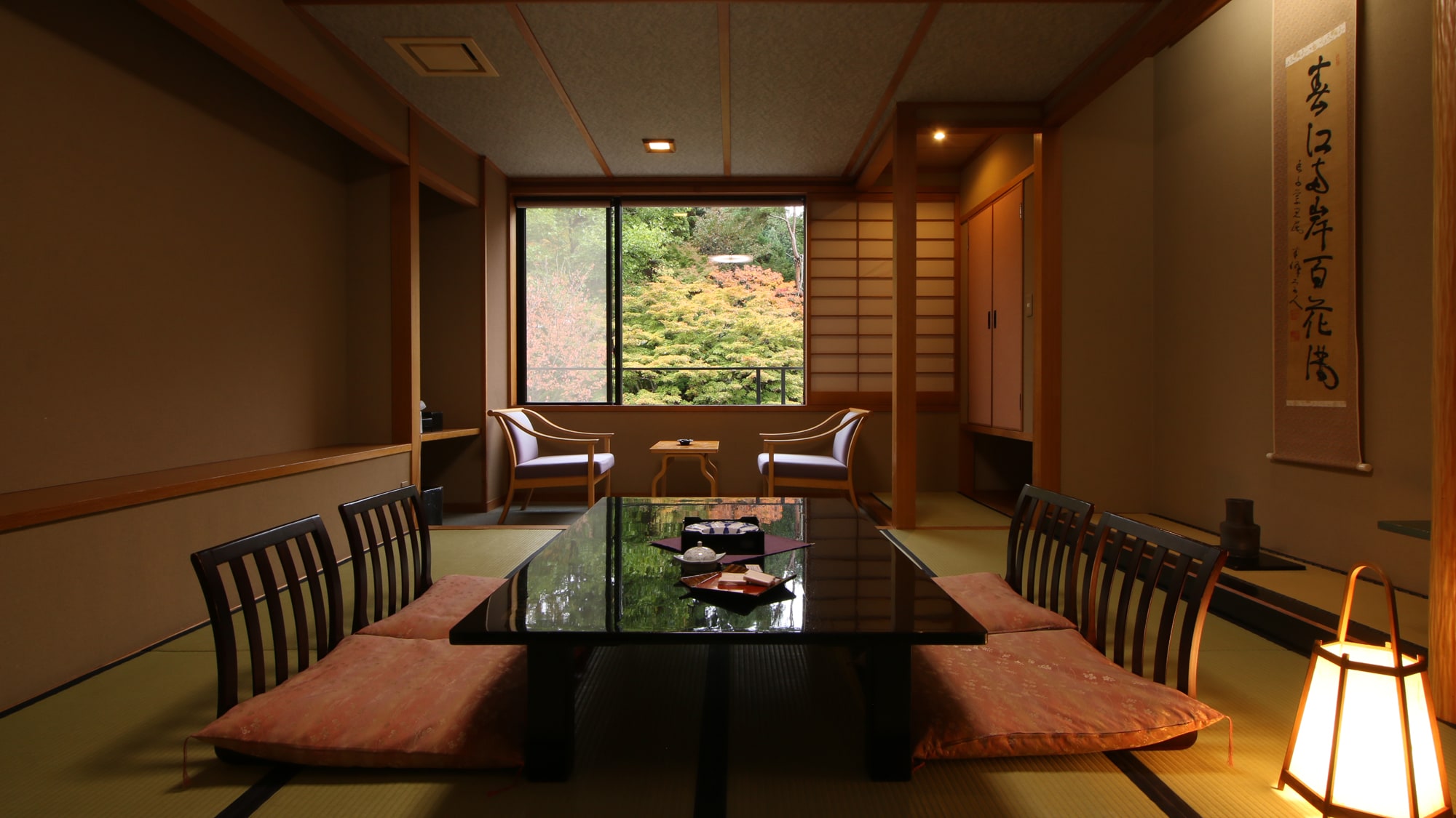 ■ [Guest Rooms] Superior: A higher-class room type with a bath and garden views.