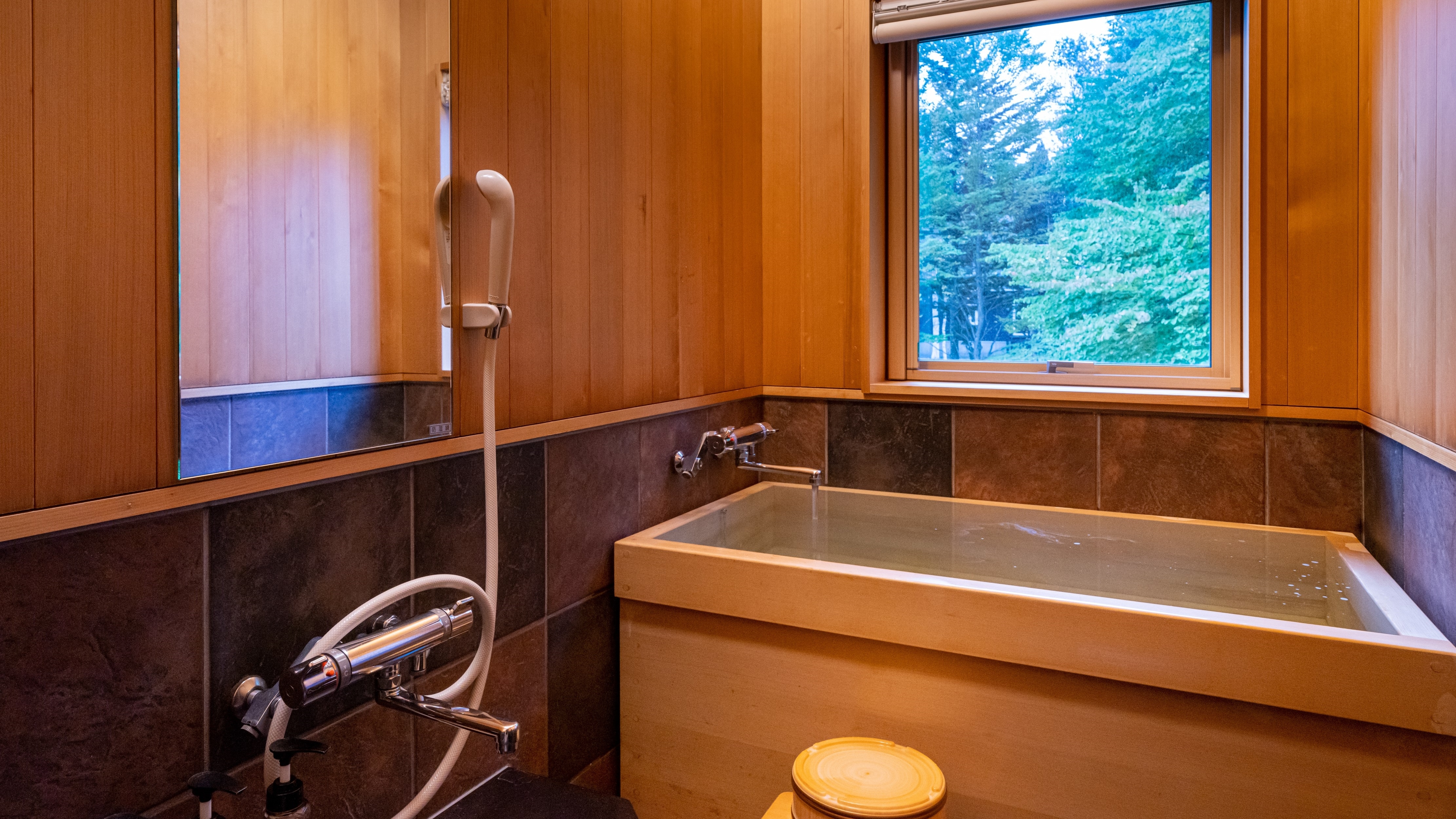[Premium Japanese and Western rooms] The bathroom is equipped with a scented cypress bathtub, so please spend a relaxing time.