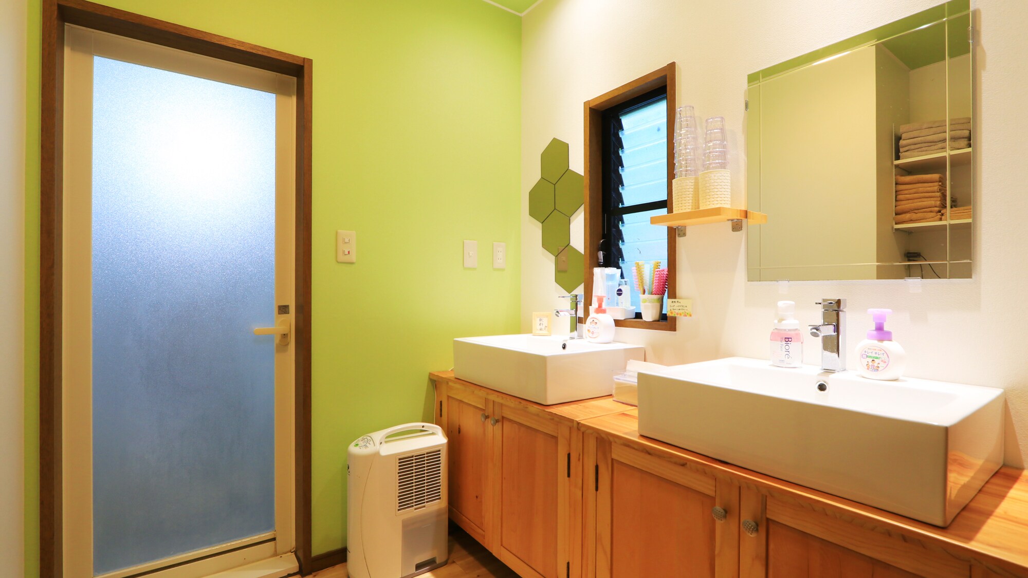 This is the dressing room and washroom space [1F]