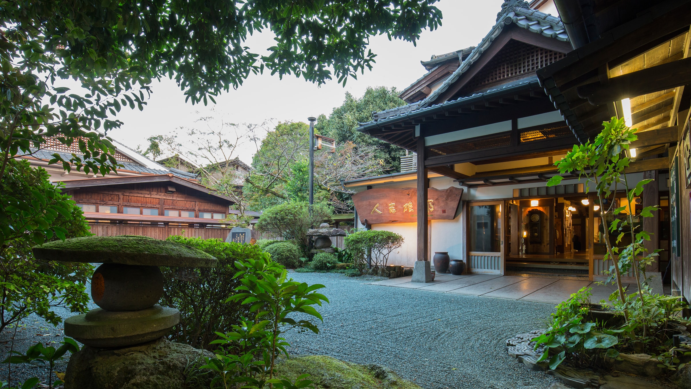 [Exterior] Wide and open entrance