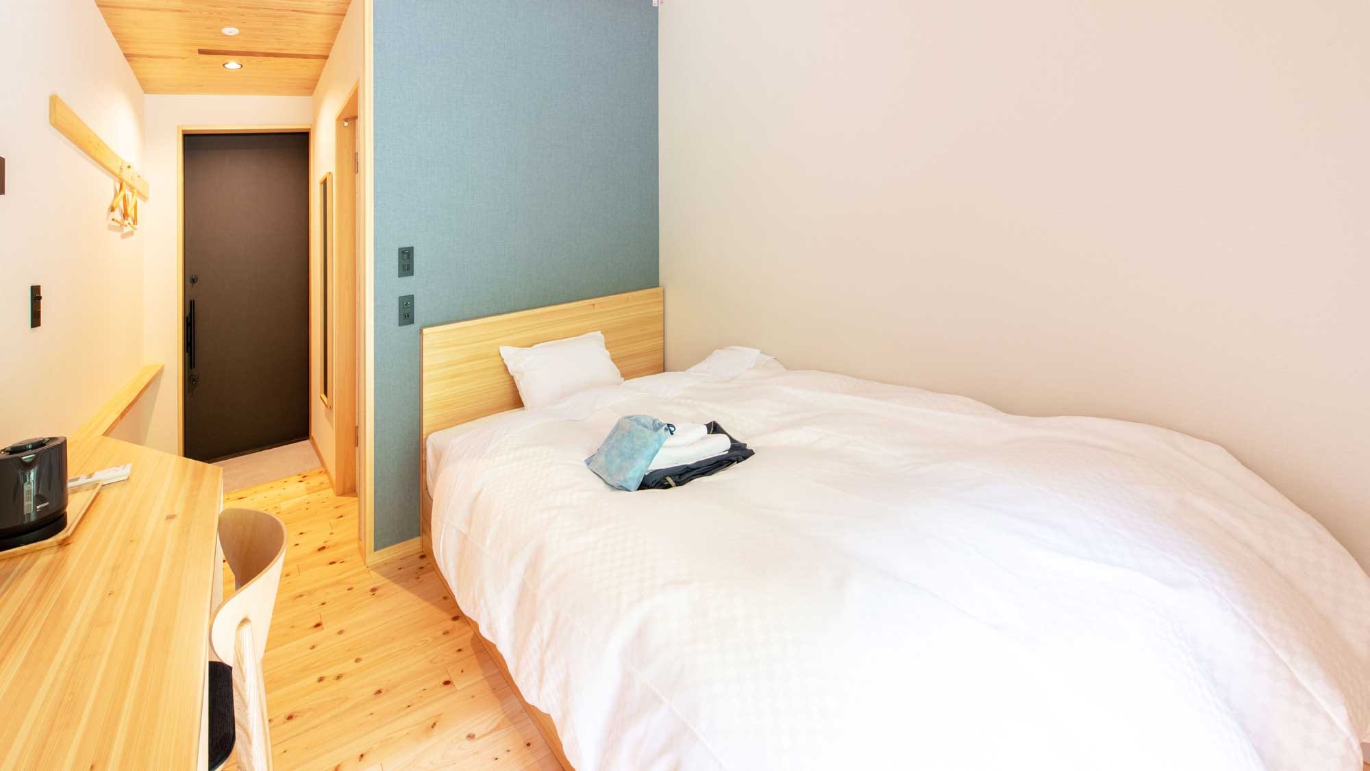 [Double] There is a double bed and a desk.