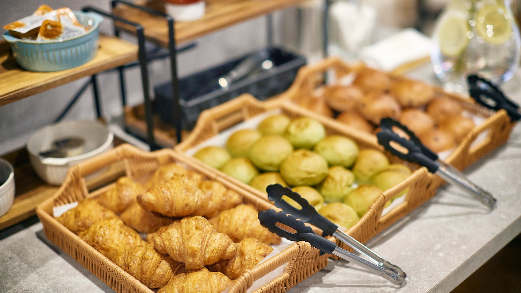 Japanese and Western breakfast buffet 6:00-10:00 (last order 9:30)