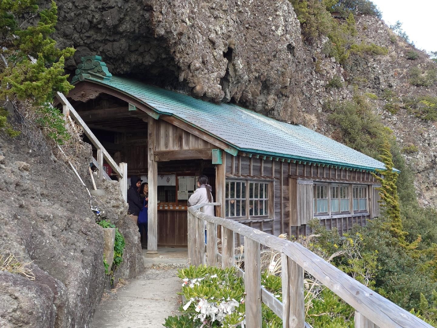 20260111 石廊埼石室神社.JPG
