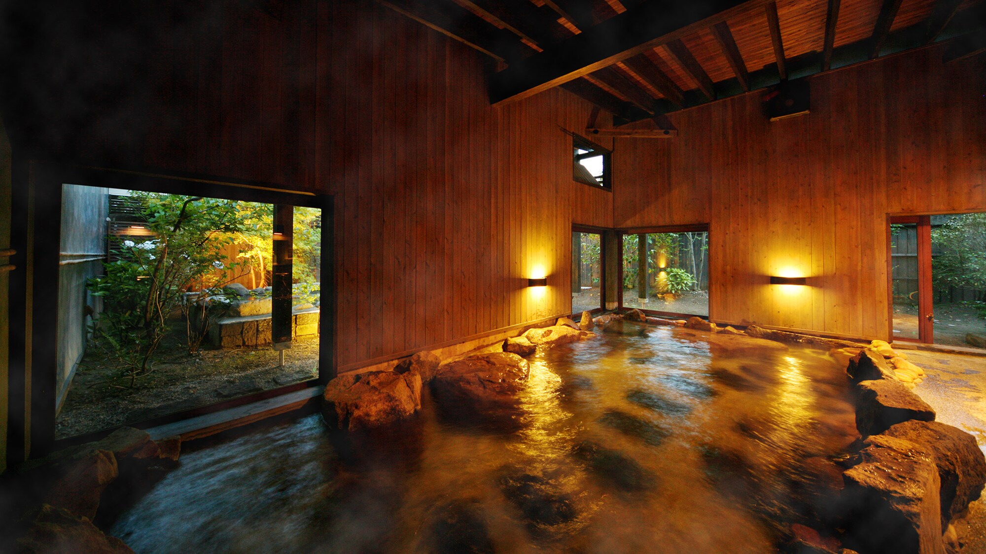 ◆ Large communal bath ◇ Indoor bath ◆ In a large bathtub, stretch out your limbs and make a "Miyanojo Onsen"