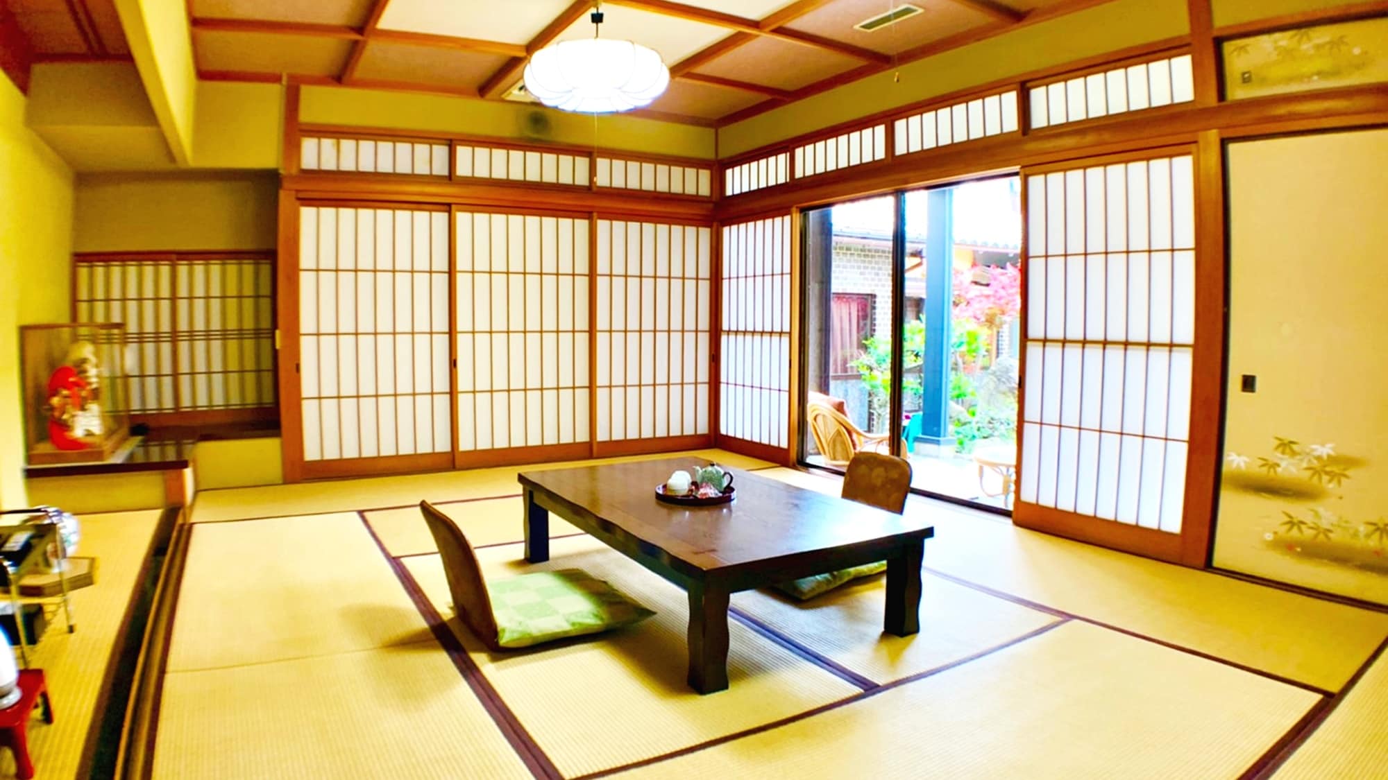 * Renjishi (Japanese-style room 12 tatami mats)