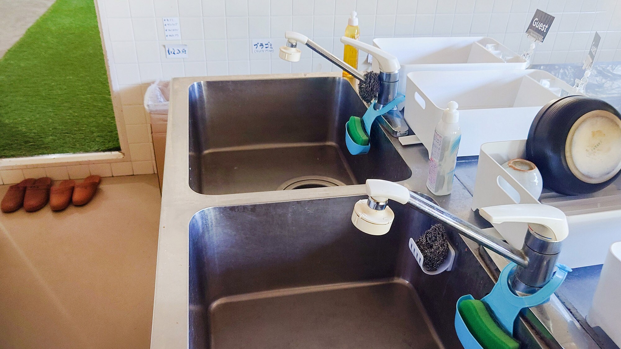 ・【키친】공용의 키친. 싱크도 2개 있으므로, 여러 명이라도 쾌적하게 사용하실 수 있습니다