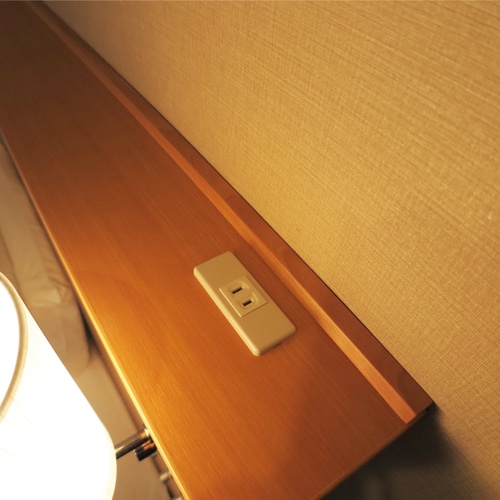 [客房範例] 枕頭邊電源插座。也可以用來為手機充電或當鬧鐘。這些房間是根據飯店員工的回饋設計的。