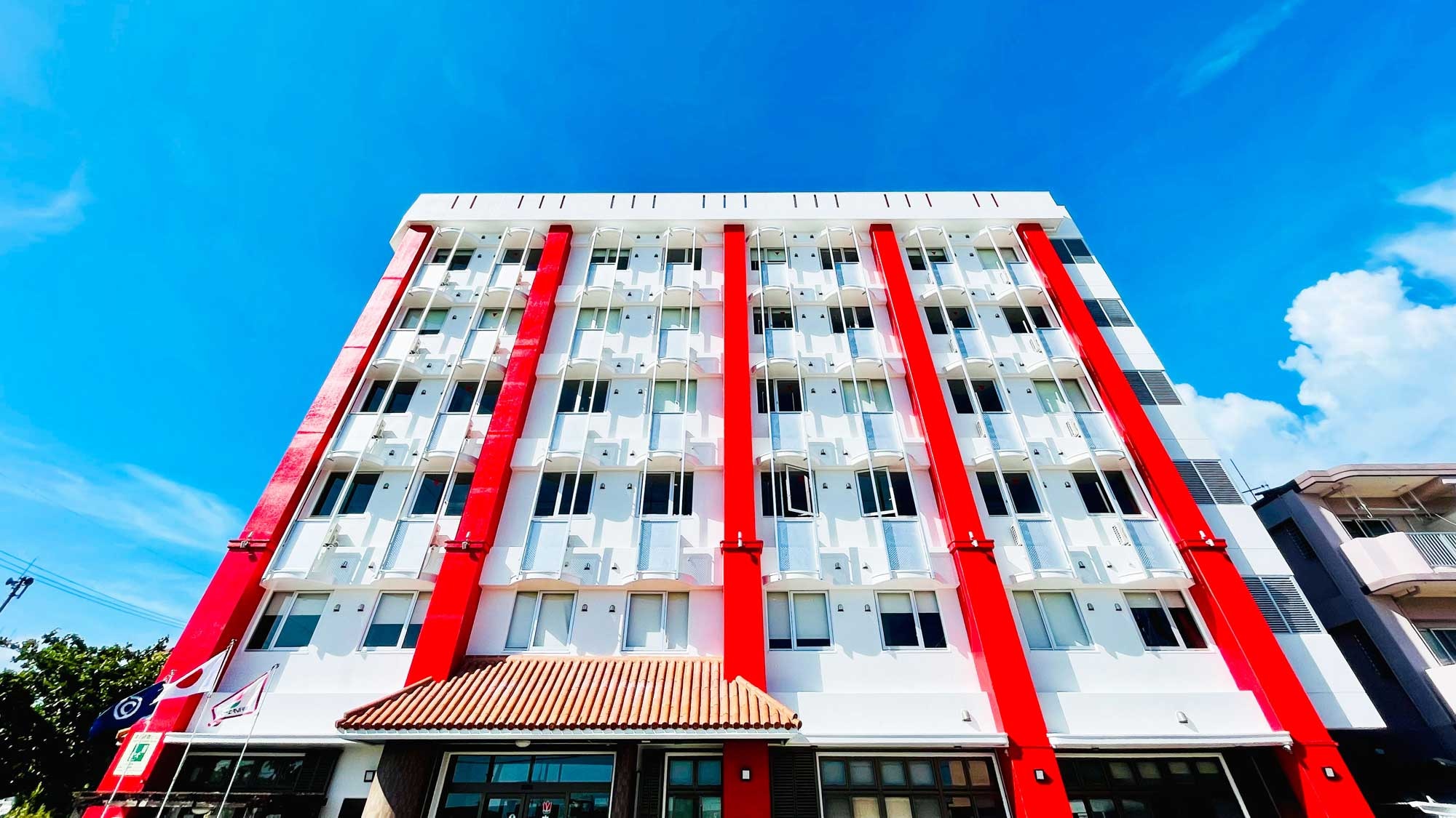 [Ngoại thất] Một khách sạn tiện lợi nằm gần bến tàu đảo xa và trung tâm thành phố.