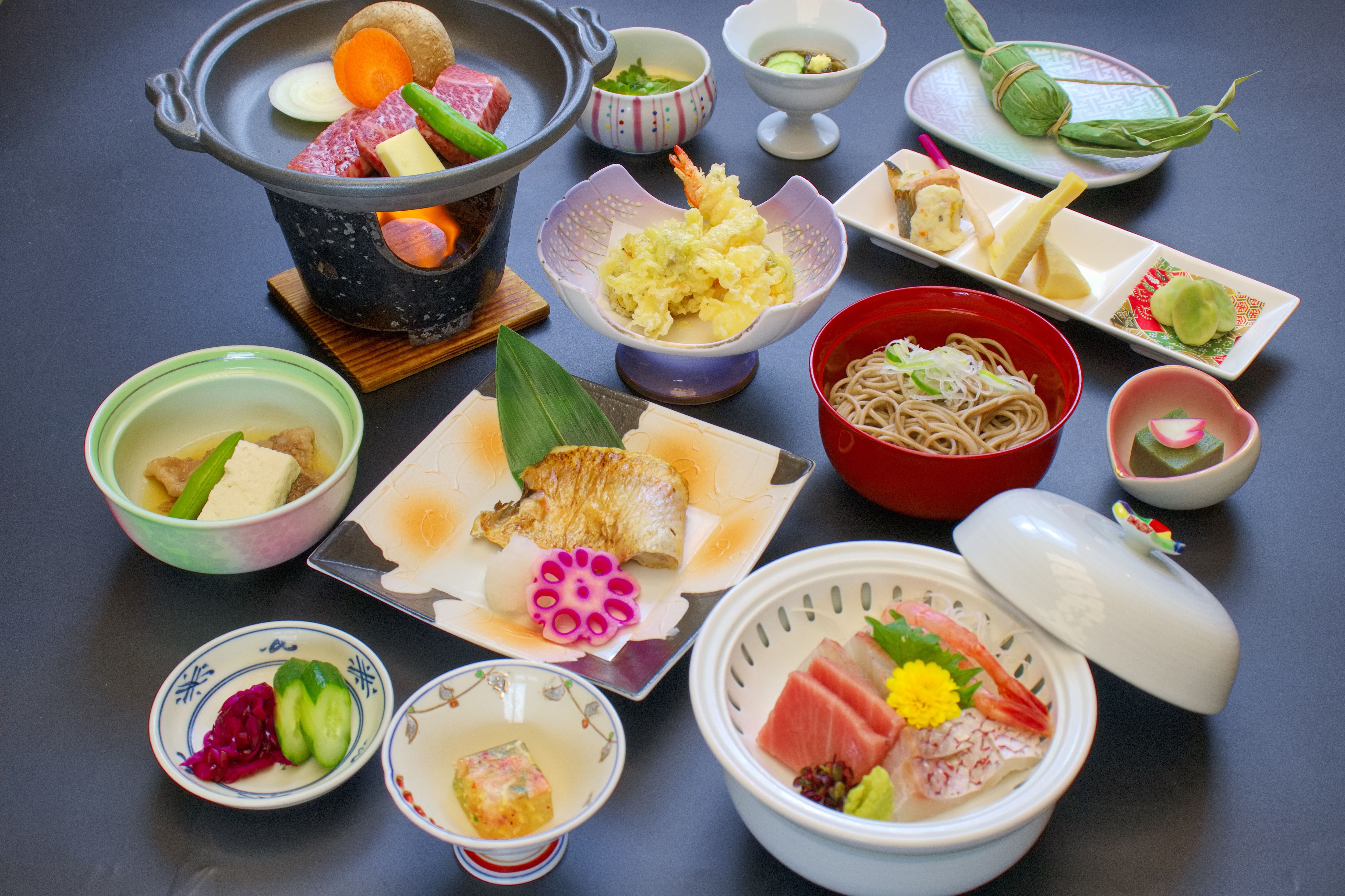 [Example of in-room dining] Enjoy a special night in the comfort of your own room with specially selected Niigata Wagyu beef hotpot and fatty charcoal-grilled rosy seabass.