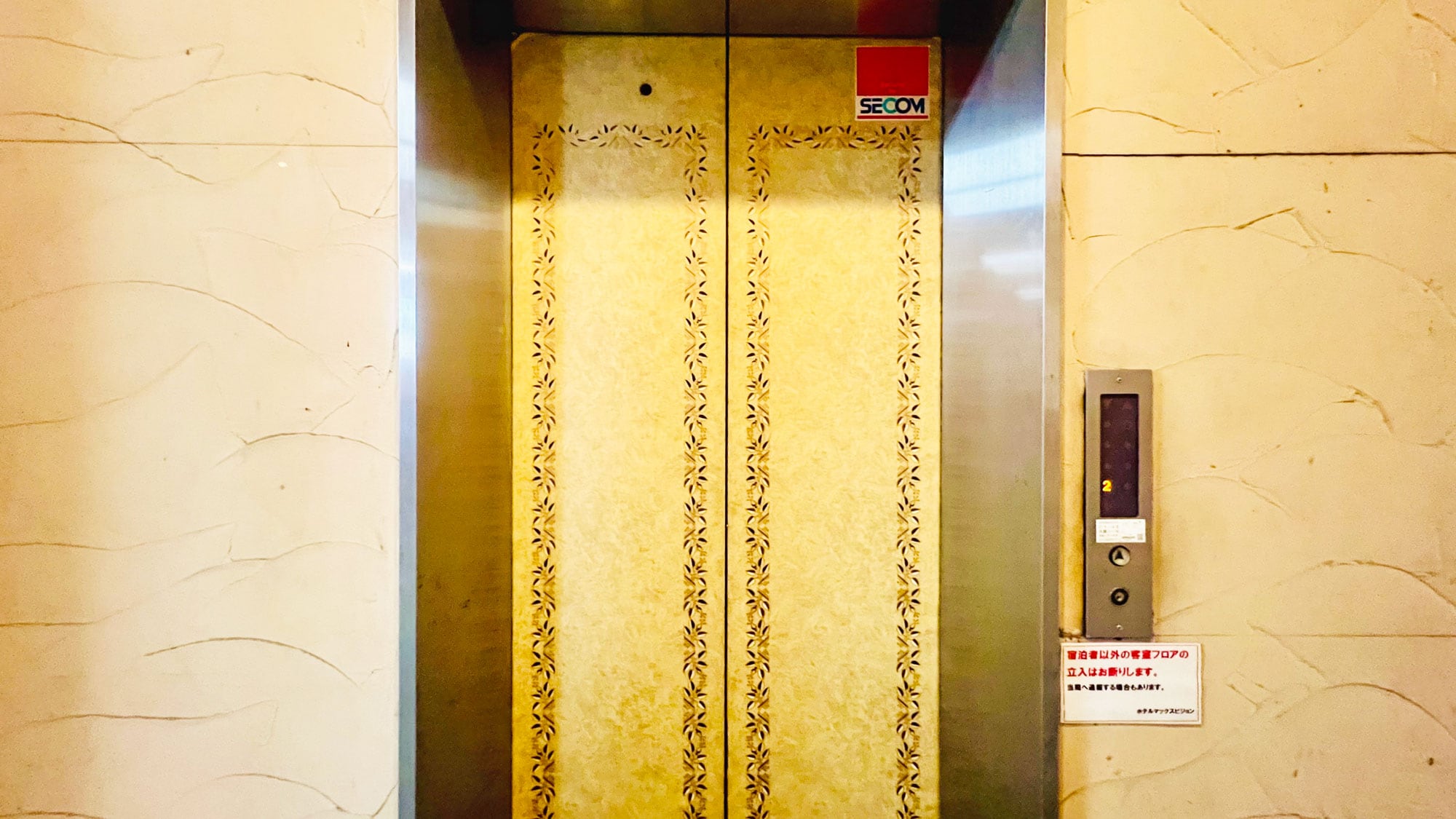 [Elevator (parking side)] *A rare elevator in Japan, now in operation! A valuable, historic Toshiba product