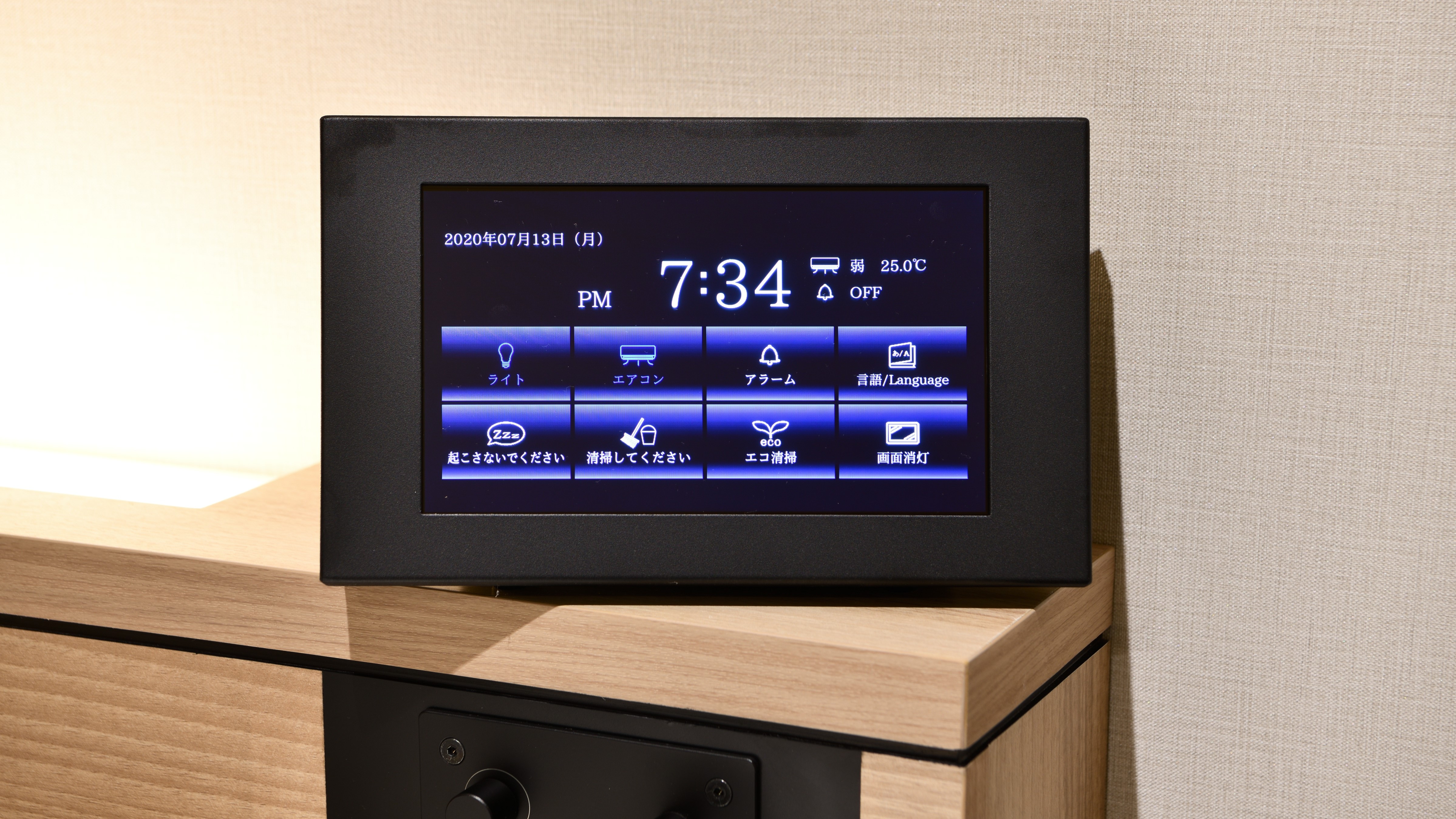 Peralatan kamar [panel sentuh] * Anda dapat mengoperasikan lampu, AC, jam alarm, dll.