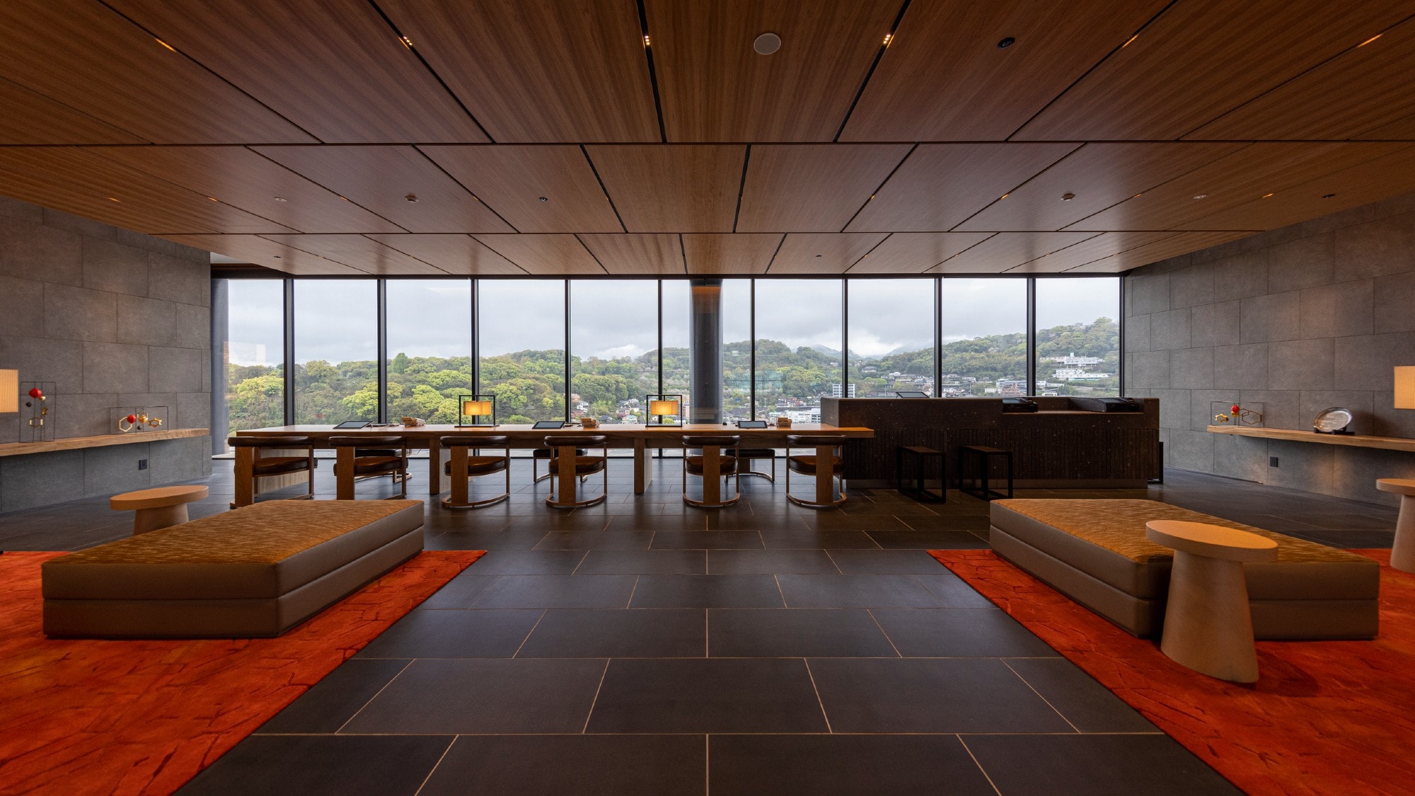 [Lobby] Enjoy a relaxing time in the great outdoors while overlooking the magnificent view of Kumamoto.