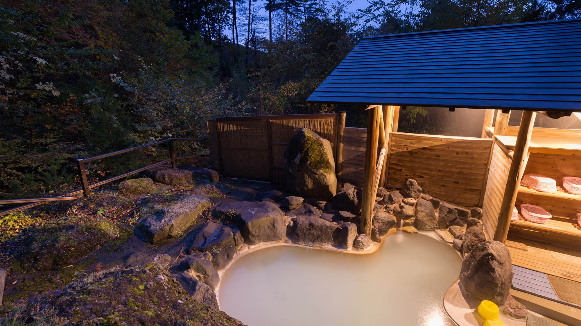 ・[Open-air bath] The orange light creates a romantic atmosphere