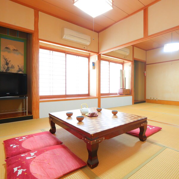 Ini adalah ruangan bergaya Jepang seluas 13 tatami. Ini ruangan yang menenangkan.