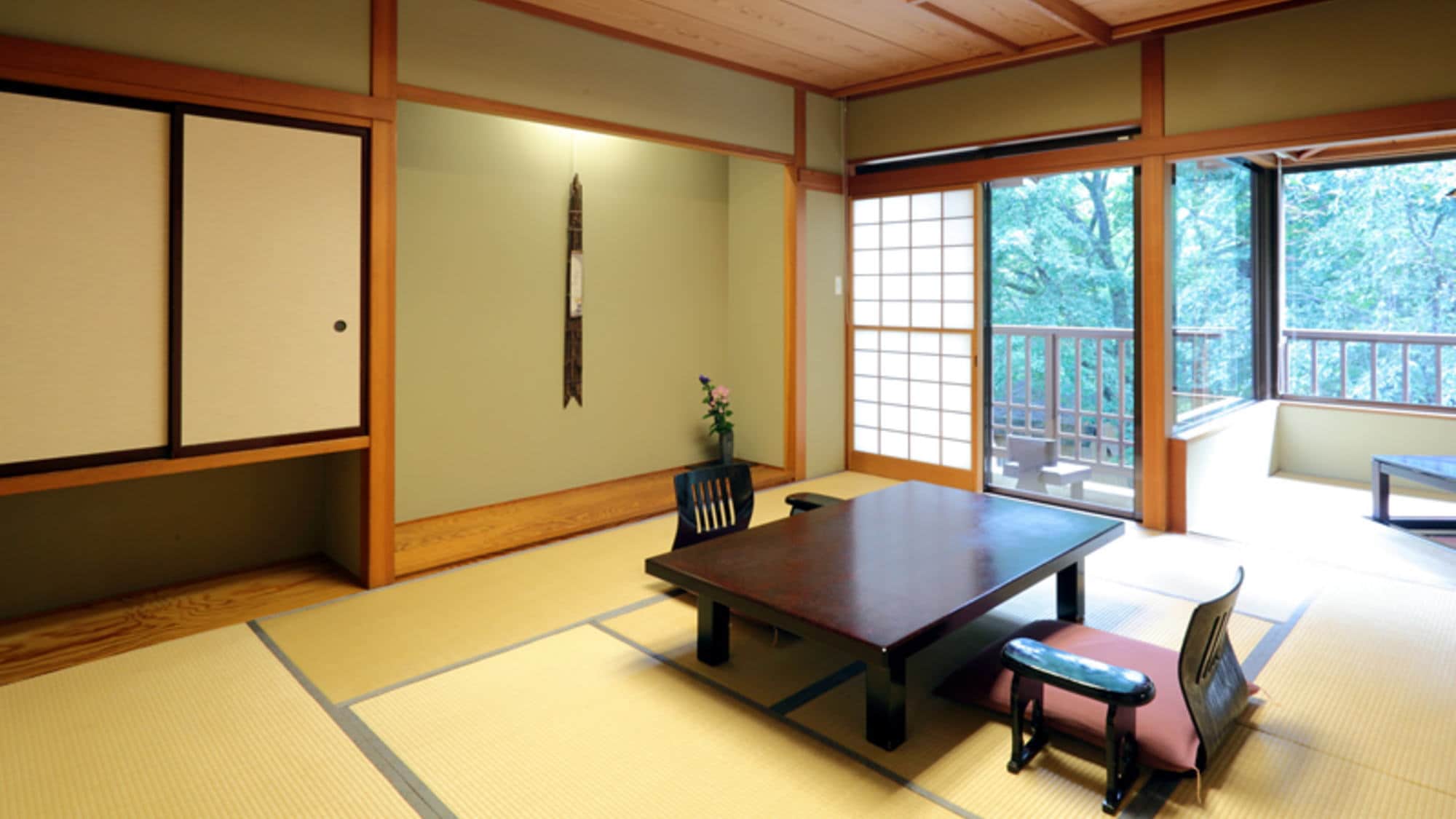 [Japanese-style room 10 tatami mats + 3 tatami mats] From the terrace of the room, you can see the beautiful scenery of the four seasons.