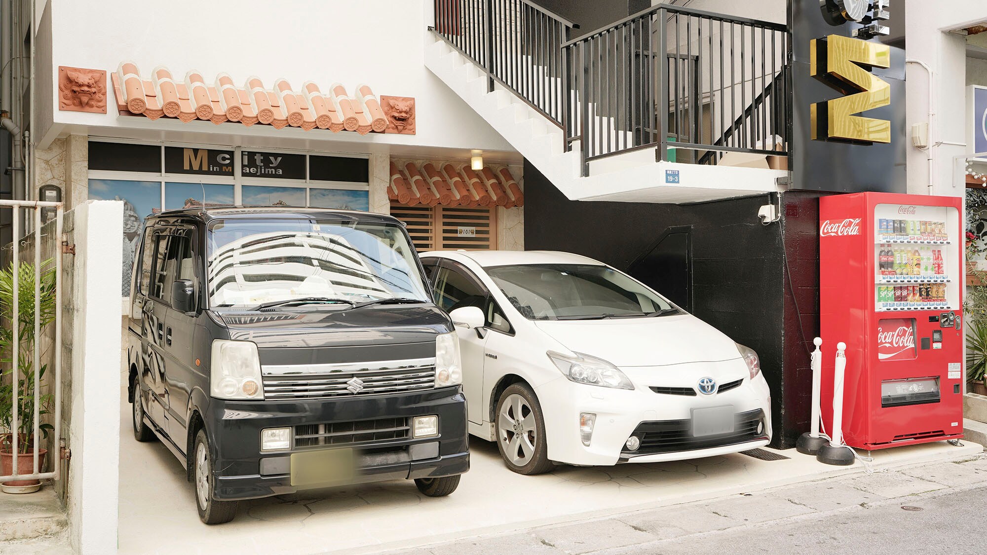 ・Exterior: The first floor has a red tile roof typical of Okinawa.
