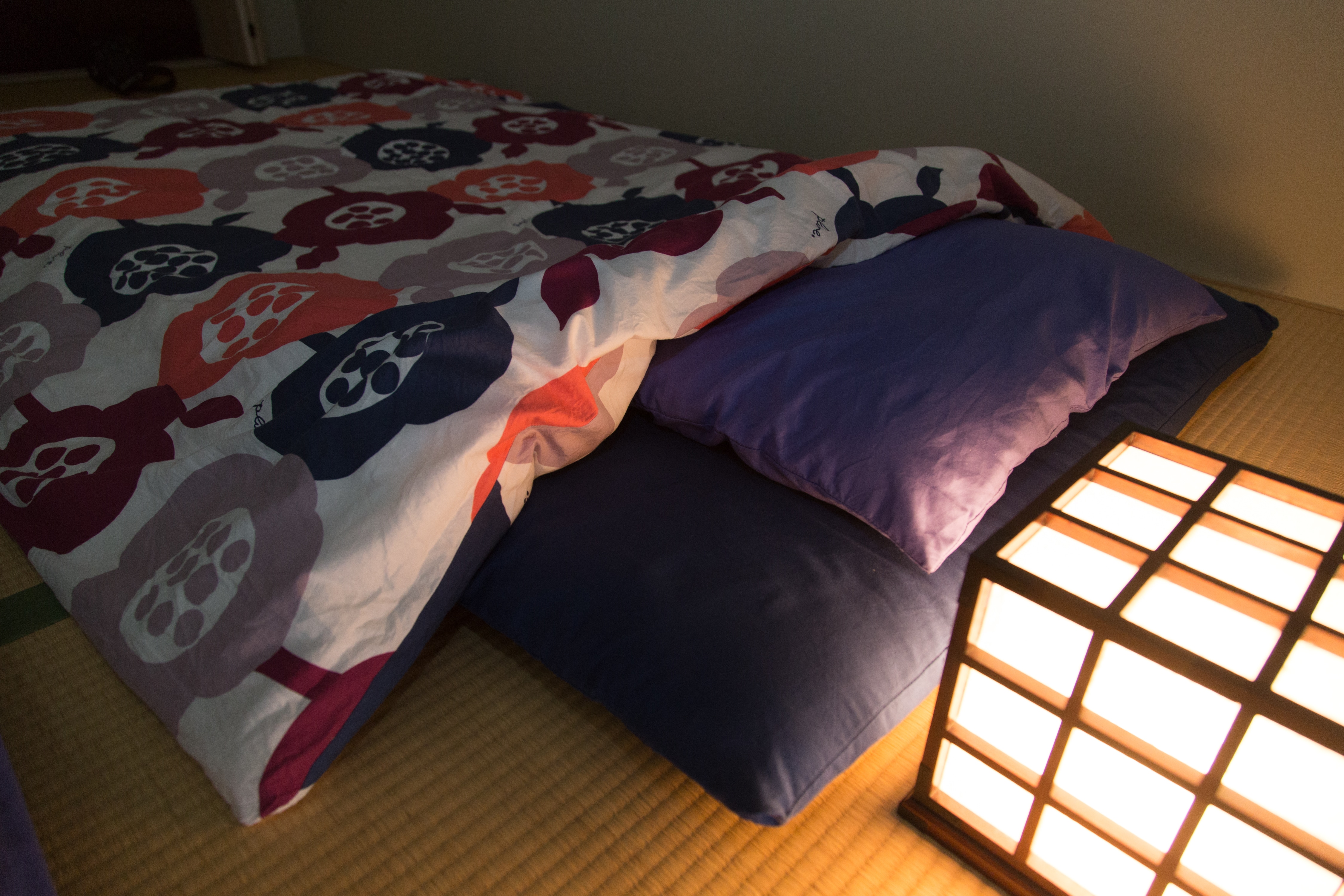 Please rest comfortably in a warm futon.