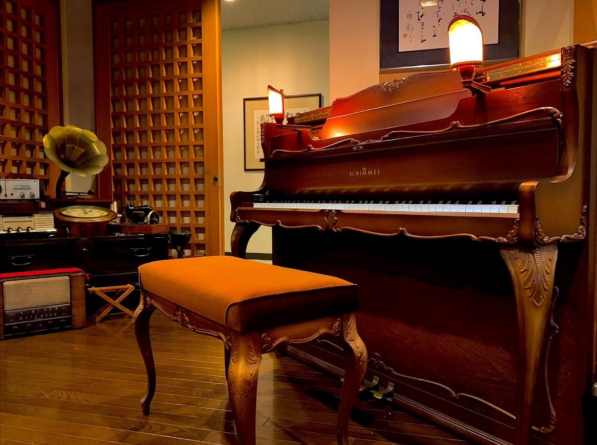 ■There is a free piano in the coffee lounge♪