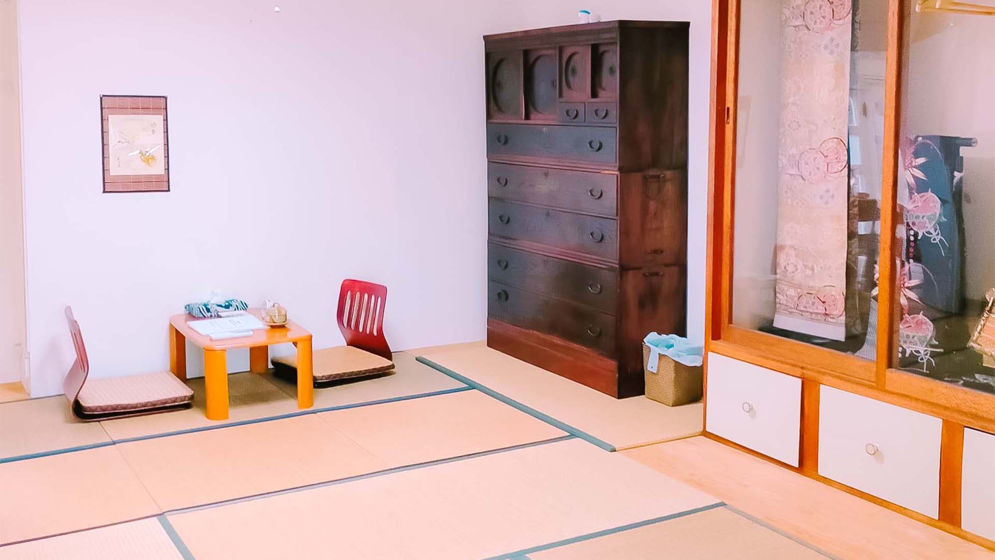 ・ <A室> 房间内陈列着旧日式五斗柜、和服、腰带等。