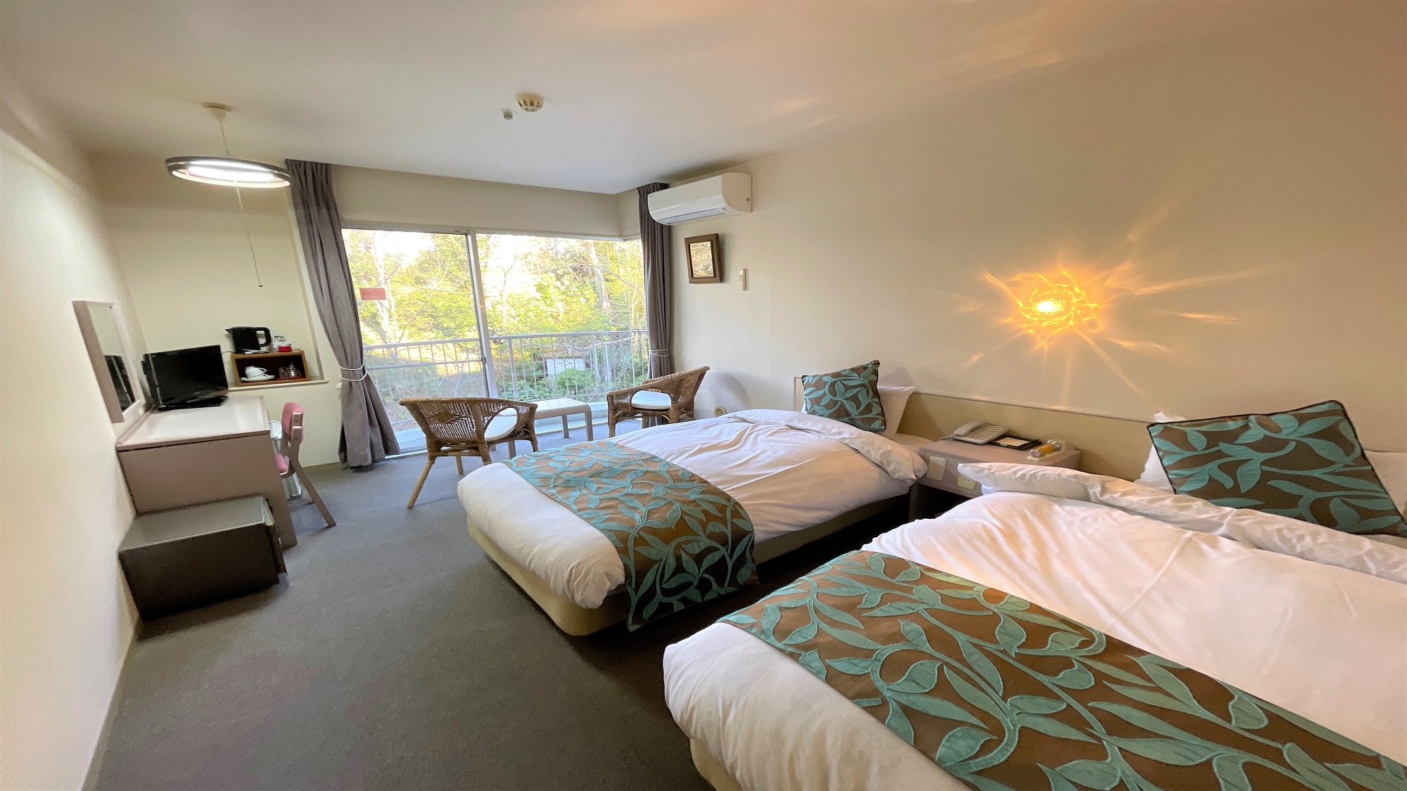 Western-style twin room (example)