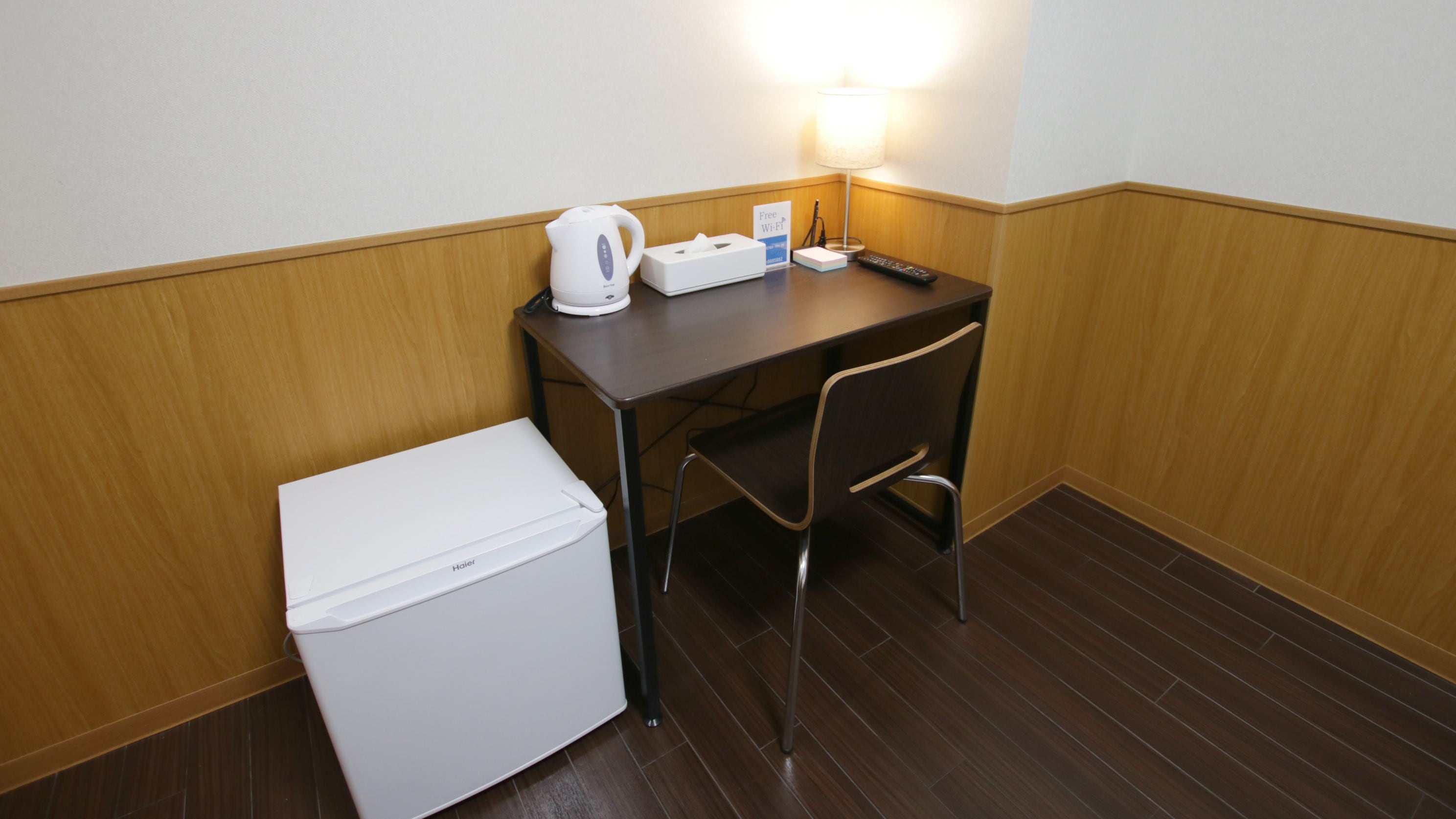 Room amenities: desk, chair, mini fridge, electric kettle, mugs