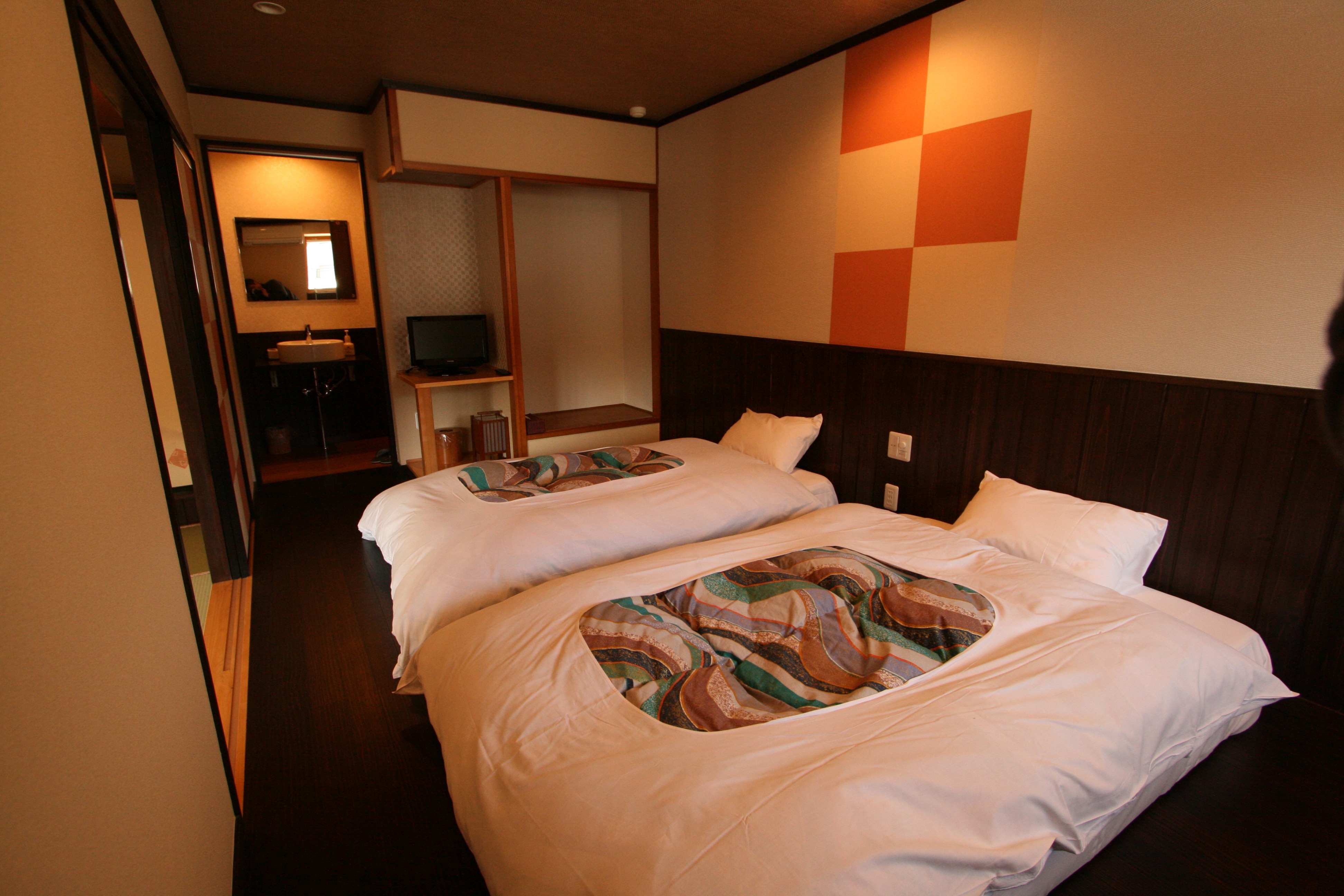 ก่อตั้งขึ้นใหม่ในเดือนมกราคม R4! เตียงต่ำแฝด + เสื่อทาทามิ 14 เสื่อ Kotatsu ห้องสไตล์ญี่ปุ่นสมัยใหม่ [ห้องพิเศษเฉพาะชั้น 2 เท่านั้น] 2 ห้องน้ำและ 2 อ่างล้างหน้า