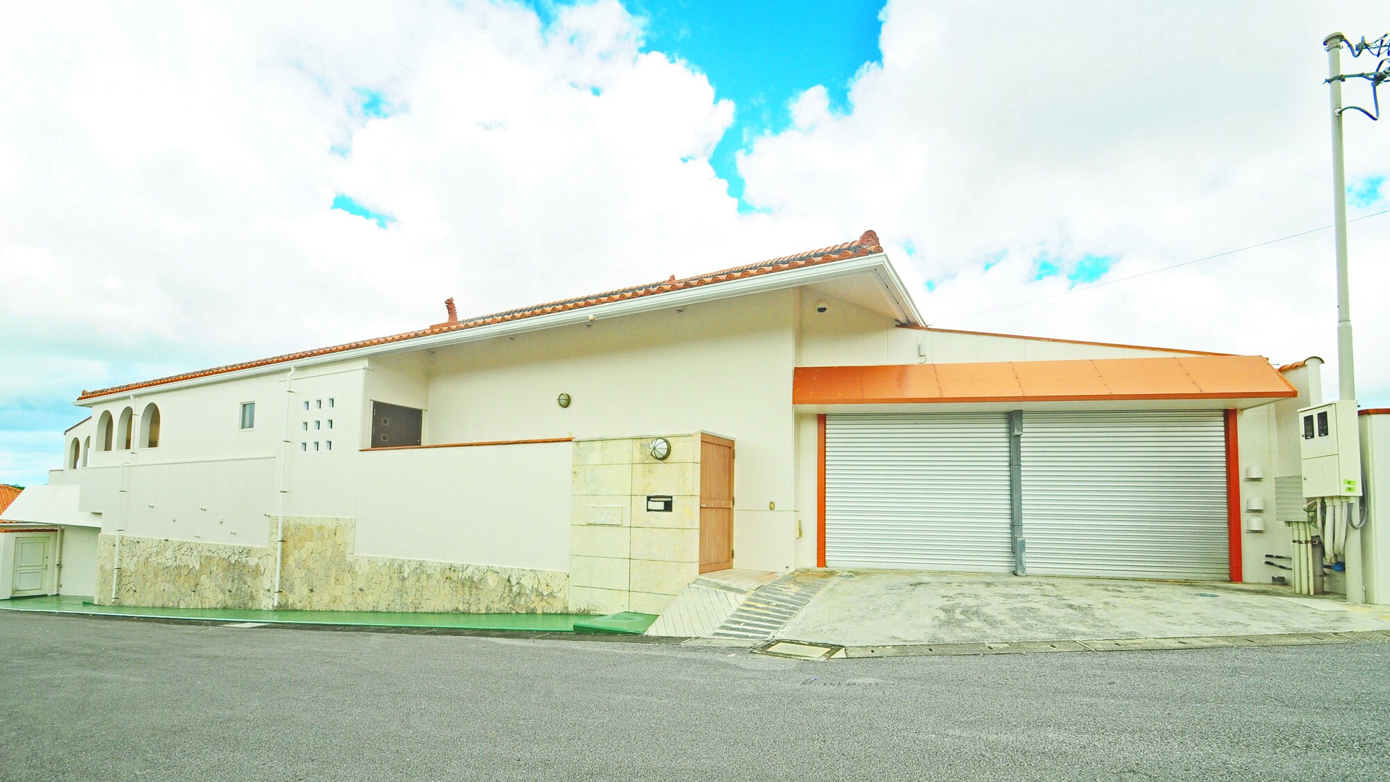 [Kaikoku Shishimori] A white villa for rent that stands out against the blue sky of Ishigaki Island.